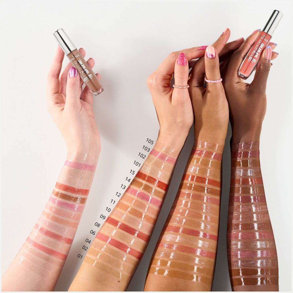 Mehrere Arme mit Lippenstift-Swatches in verschiedenen Farbtönen. Essence Extreme Shine Volumen Lipgloss. Farbnummern.
