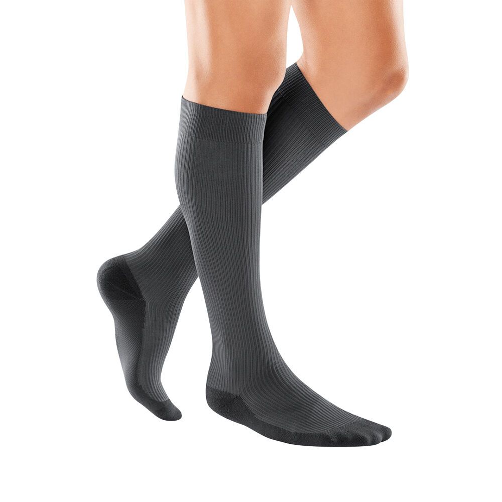 Ein Paar graue Kompressionsstrümpfe. Geripptes Design, schwarze Fußspitze und Ferse. Auf weißem Hintergrund.