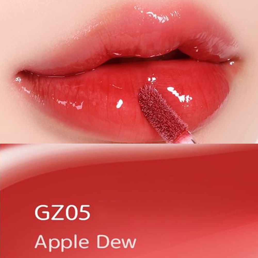 Nahaufnahme von Lippen mit rotem Lipgloss. Der Applikator ist sichtbar. Unten steht "GZ05 Apple Dew".