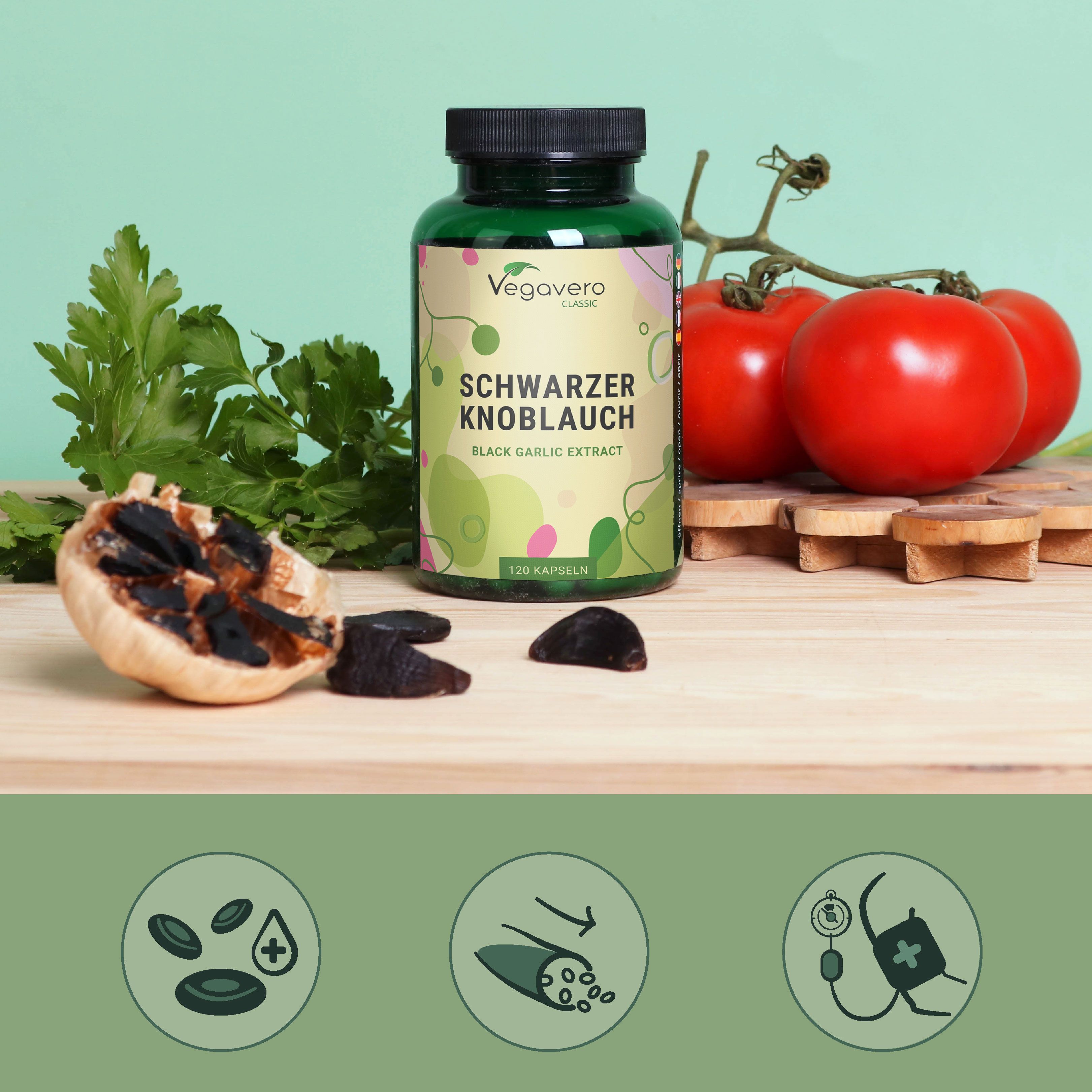 Flasche Schwarzer Knoblauch neben Tomaten, Petersilie und Knoblauchzehen. Aufschrift: Schwarzer Knoblauch.
