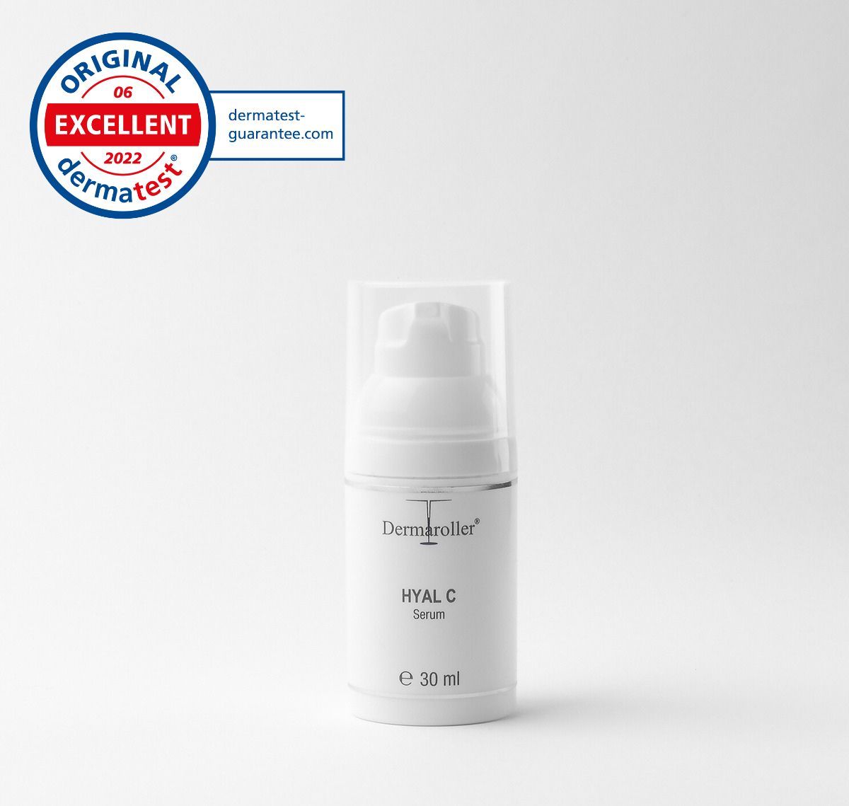Weiße Flasche mit Pumpe, Dermaroller Hyal C Serum. Dermtest-Siegel.