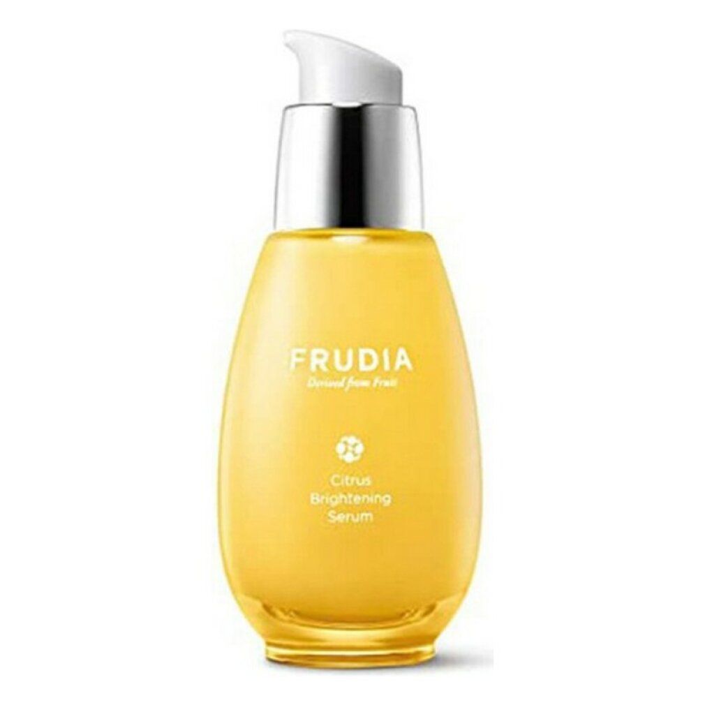 Gelbe Serumflasche mit silbernem Pumpkopf. Aufschrift FRUDIA, Citrus Brightening Serum.