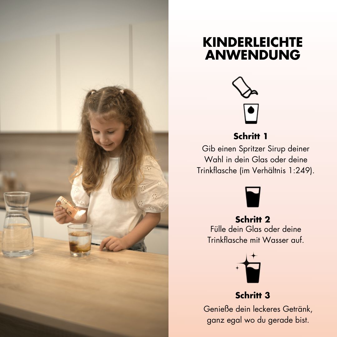 Kind bereitet Eistee zu. Schritte: Sirup in Glas, mit Wasser auffüllen. fyl Eistee Pfirsich Sirup-Flasche und Wasserkanne.