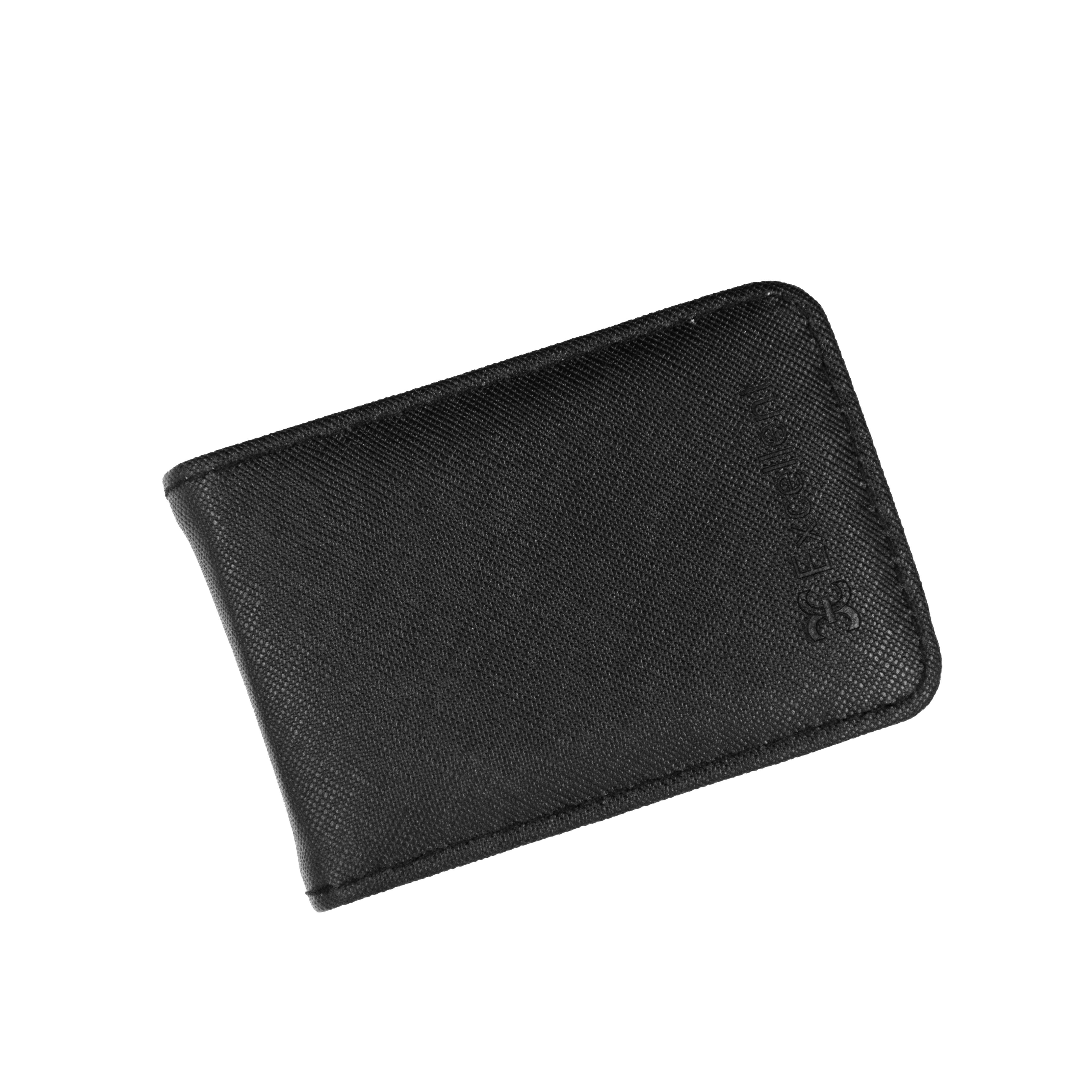 Schwarzes, rechteckiges Etui mit glatter Oberfläche. Kleines Logo auf der rechten Seite.