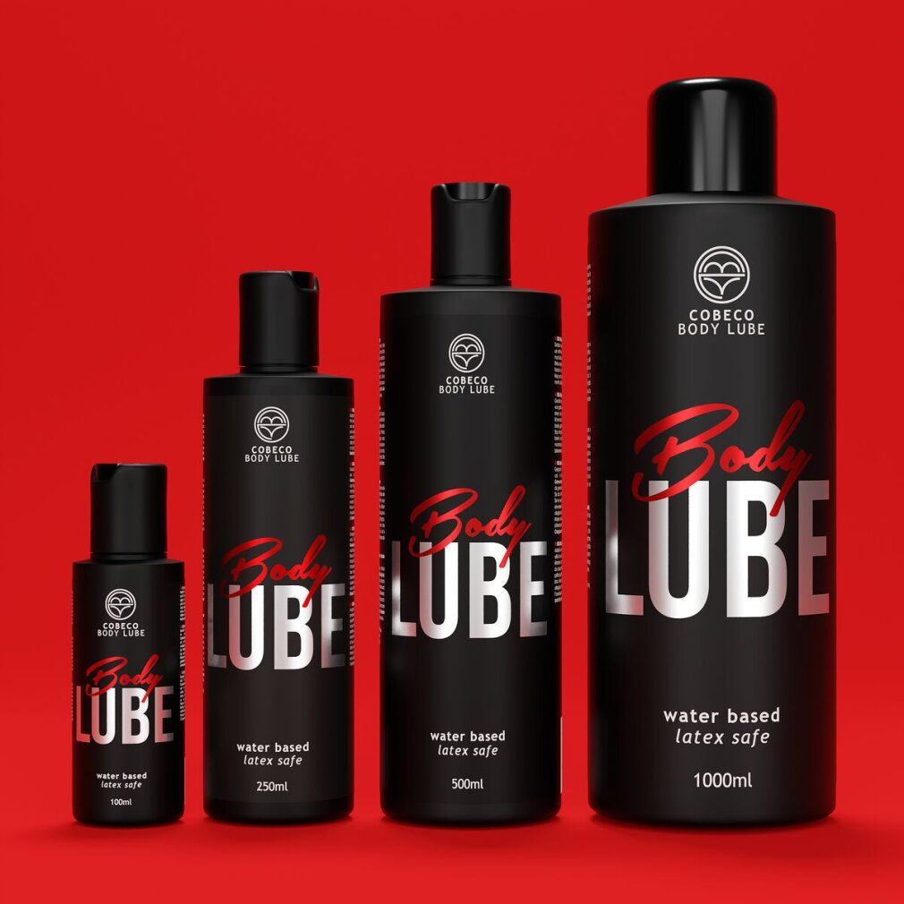 Vier schwarze Flaschen Cobeco Body Lube in verschiedenen Größen: 100ml, 250ml, 500ml, 1000ml.
