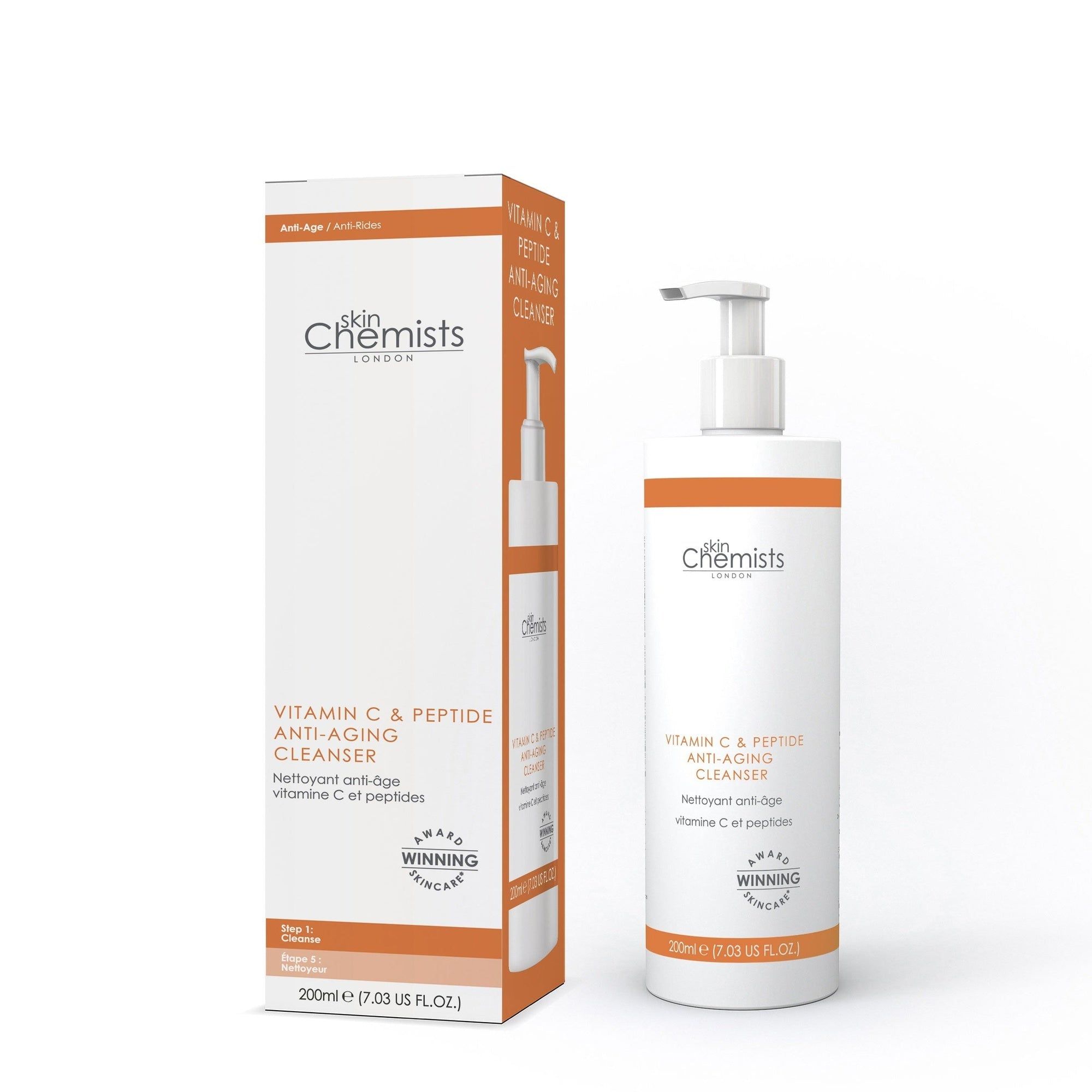 Produktverpackung mit Flakon. Text: skinChemists, Vitamin C & Peptide Anti-Aging Cleanser. Auszeichnung. Orangefarbene Akzente.