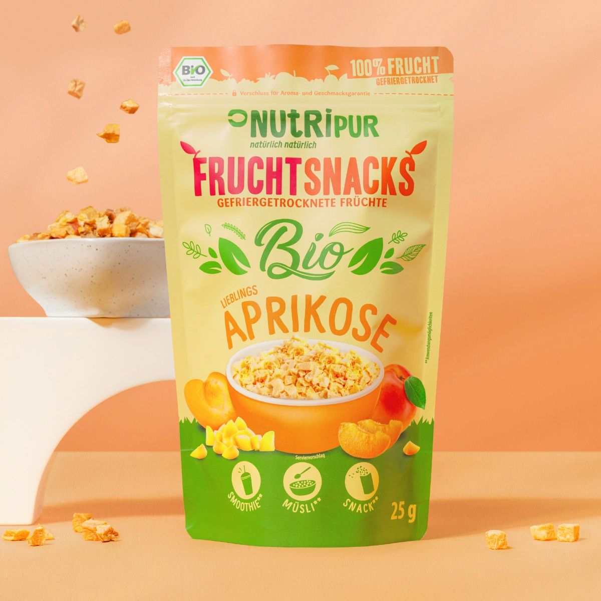 Verpackung NutriPur Fruchtsnacks, gefriergetrocknete Bio-Aprikosen. Schale mit Aprikosen und Blaubeeren. Kleine Schale.