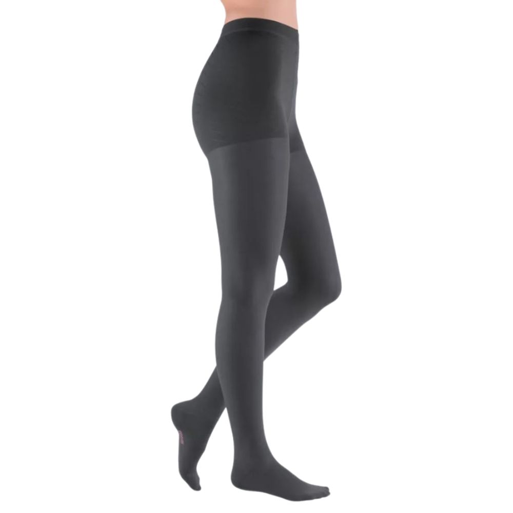 Kompressionsstrumpfhose, anthrazitfarben. Blick von der Seite, zeigt die Strumpfhose am Bein einer Person.