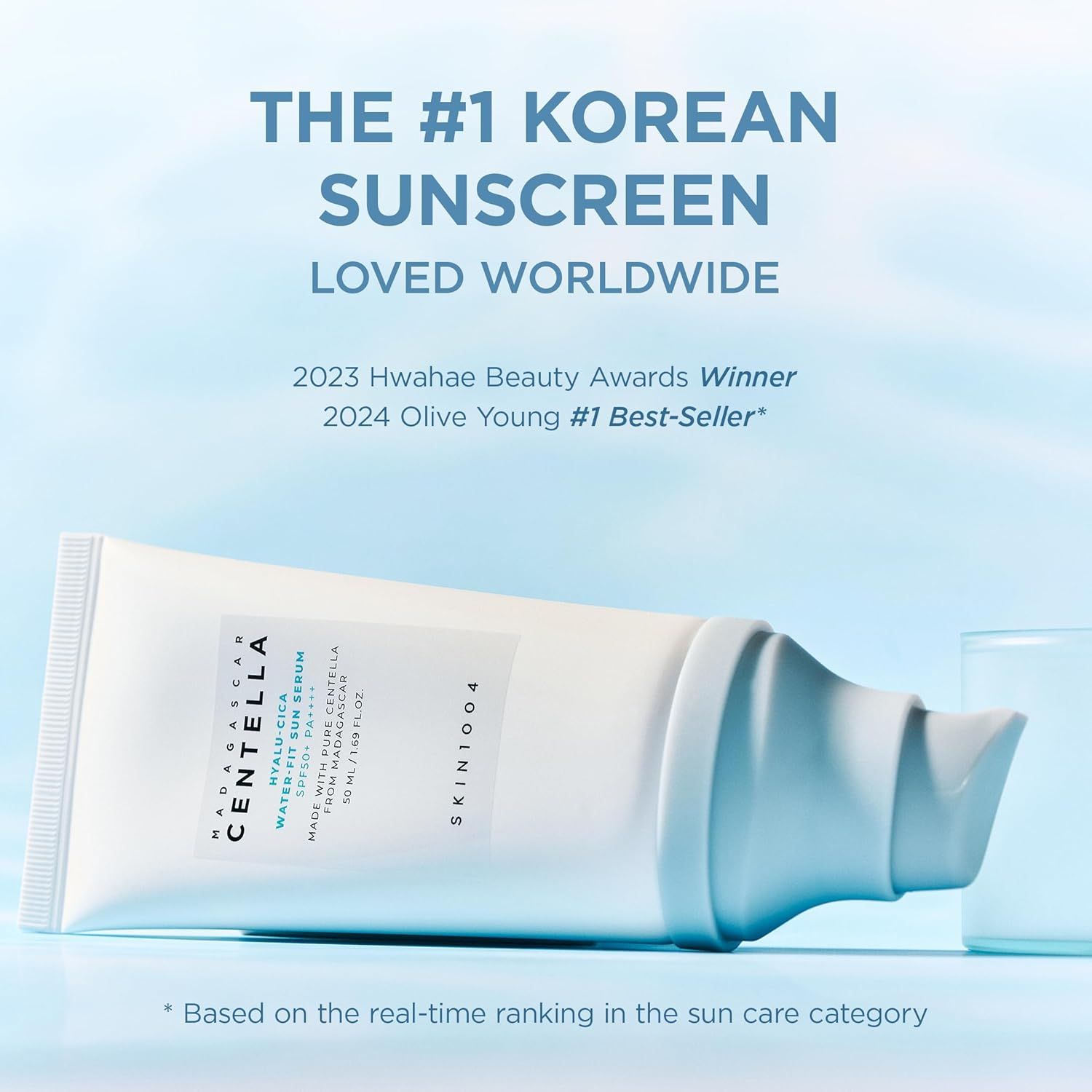 Weiße Tube mit blauer Basis. Aufschrift: Centella Hyalu-Cica Water-Fit Sun Serum. Marke: SKIN1004. #1 koreanischer Sonnenschutz.