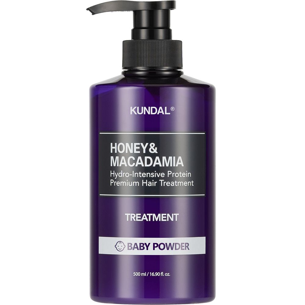 Violette Flasche mit schwarzem Pumpverschluss. Auf dem Etikett steht "KUNDAL Honey & Macadamia Baby Powder Treatment".