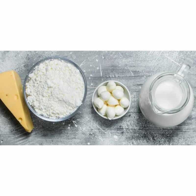 Draufsicht auf Käse, Mehl, Mozzarella-Kugeln und Milch in Glaskrug auf Holzgrund.