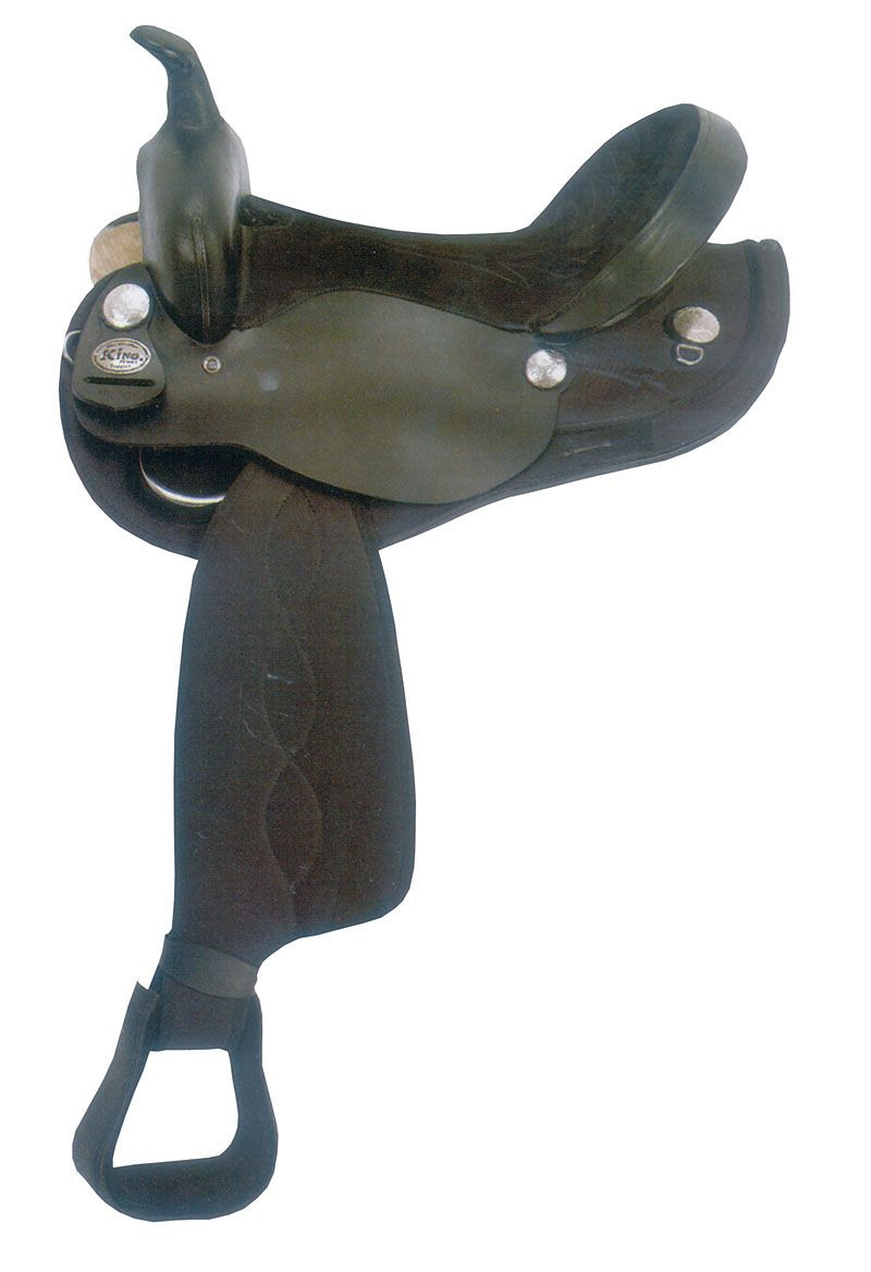 Schwarzer Westernsattel mit silbernen Nieten und Steigbügel.