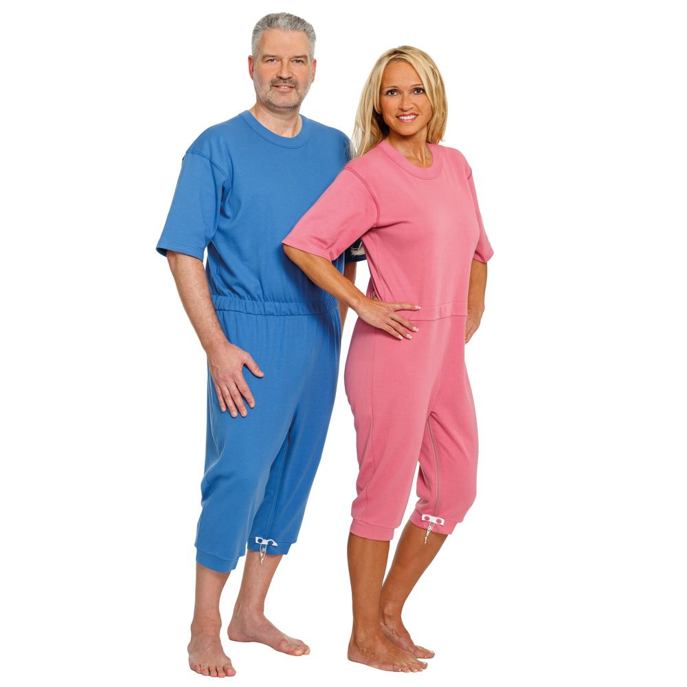 Zwei Personen tragen kurzärmelige Pflegeoveralls. Einer ist blau, der andere rosa. Beide haben Knöchelbündchen.