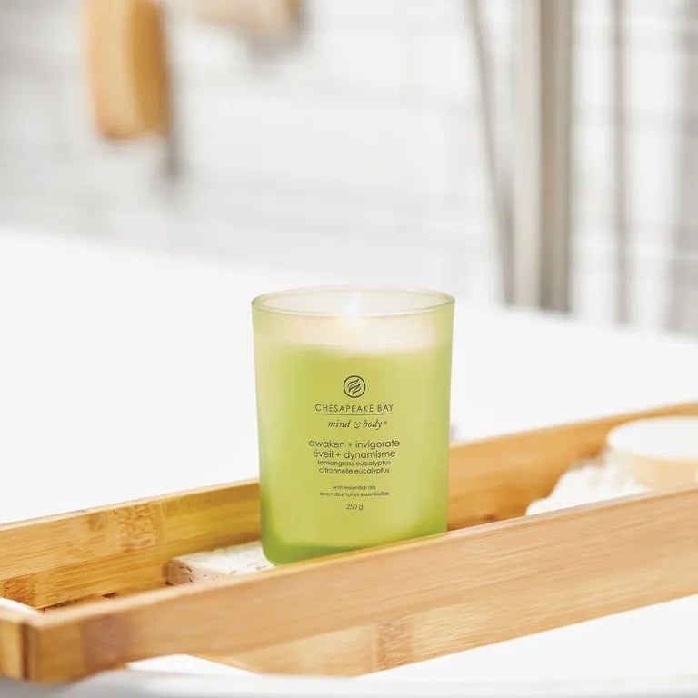 Grüne Kerze in einem Glasbehälter auf einem Bambus-Tablett. Aufschrift: Chesapeake Bay mind & body, awaken + invigorate.