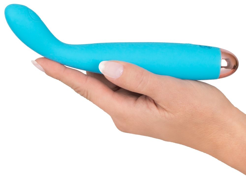 Hand hält blauen Taschenvibrator mit gebogener Spitze, Nahaufnahme.