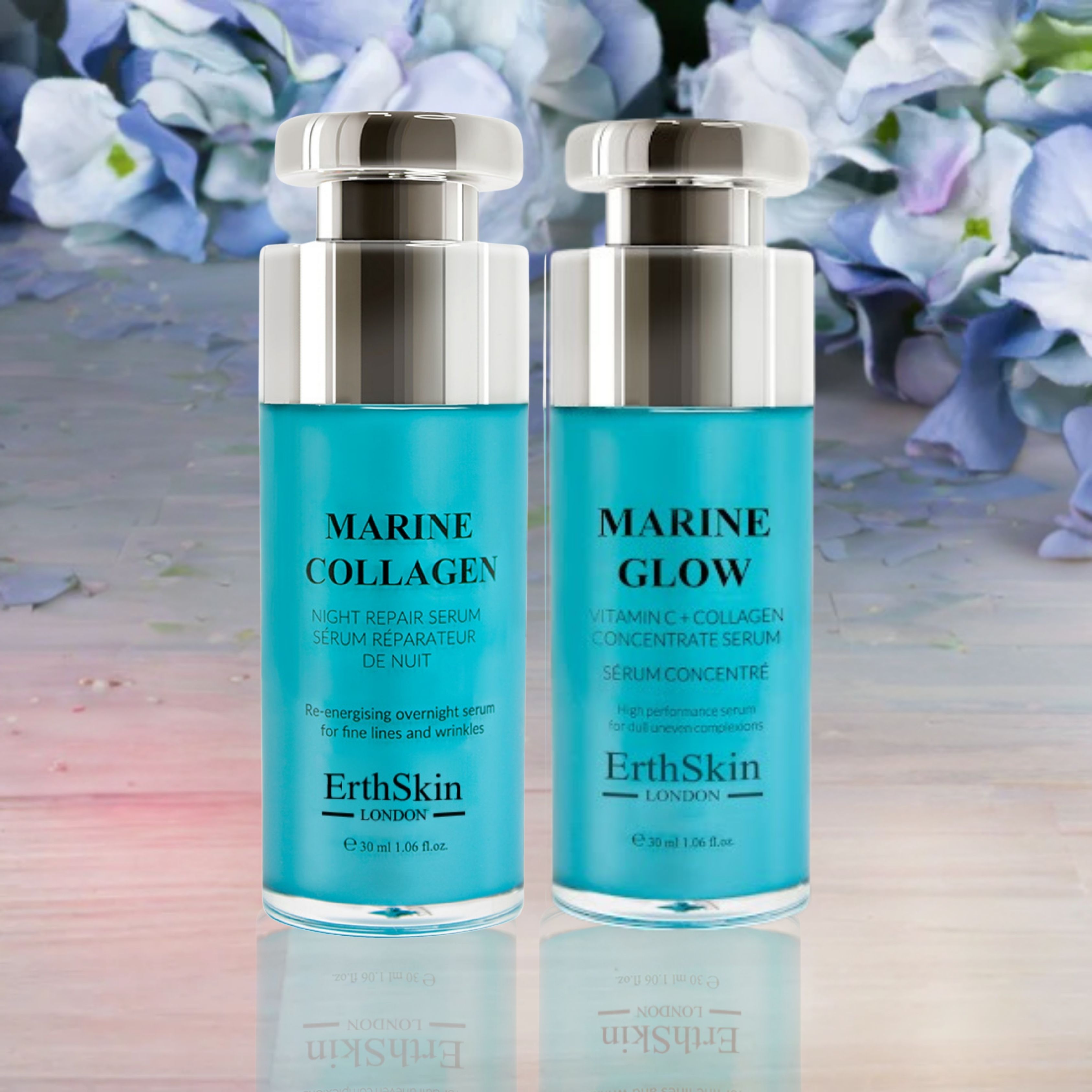 Zwei Flaschen Marine Collagen Serum. Türkisblaue Flaschen mit silbernen Deckeln. Text: ErthSkin London, vor Blumen.