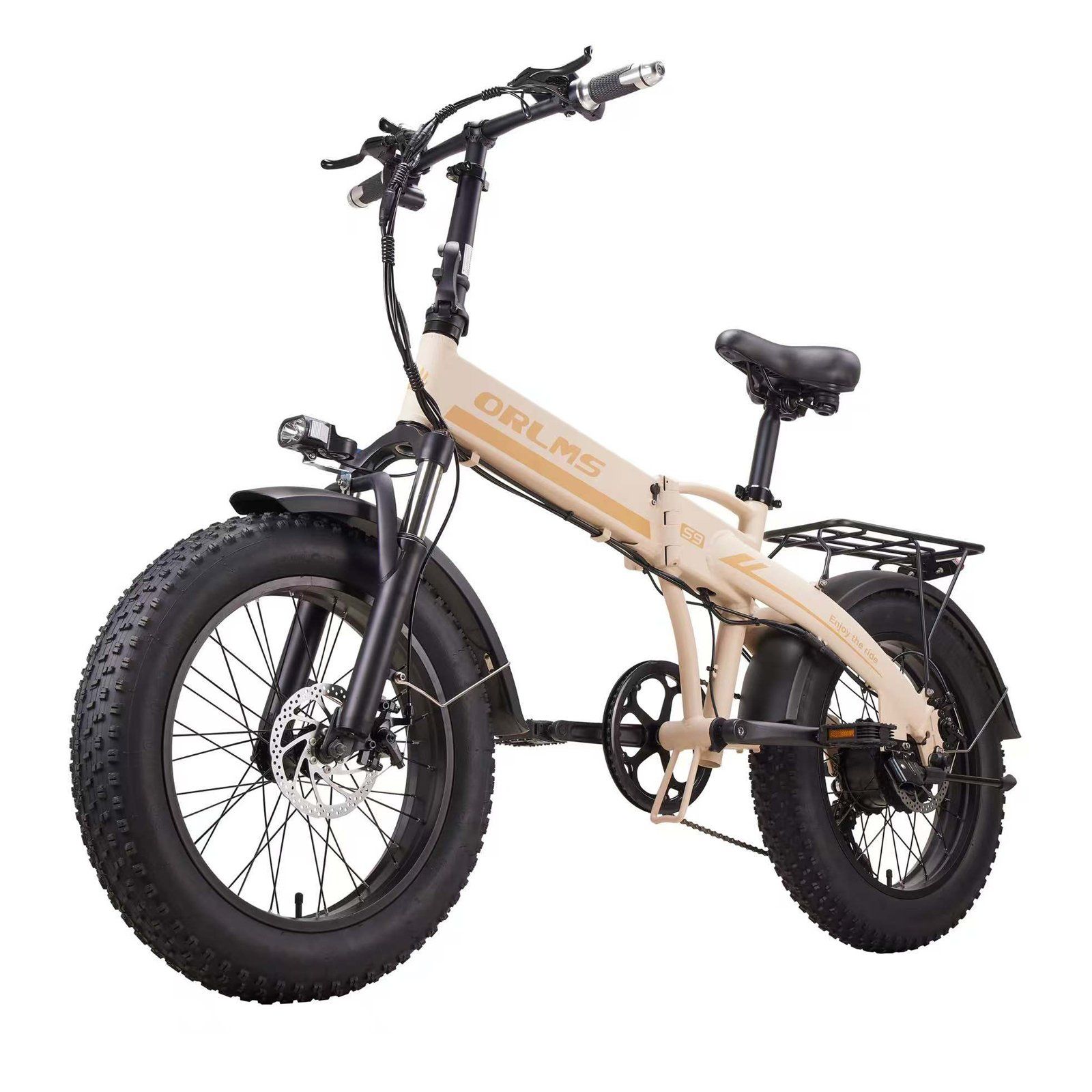 Beige Elektrofahrrad mit schwarzen Reifen. Gepäckträger, Scheinwerfer und Schutzbleche sind sichtbar. Das Fahrrad ist aufrecht.