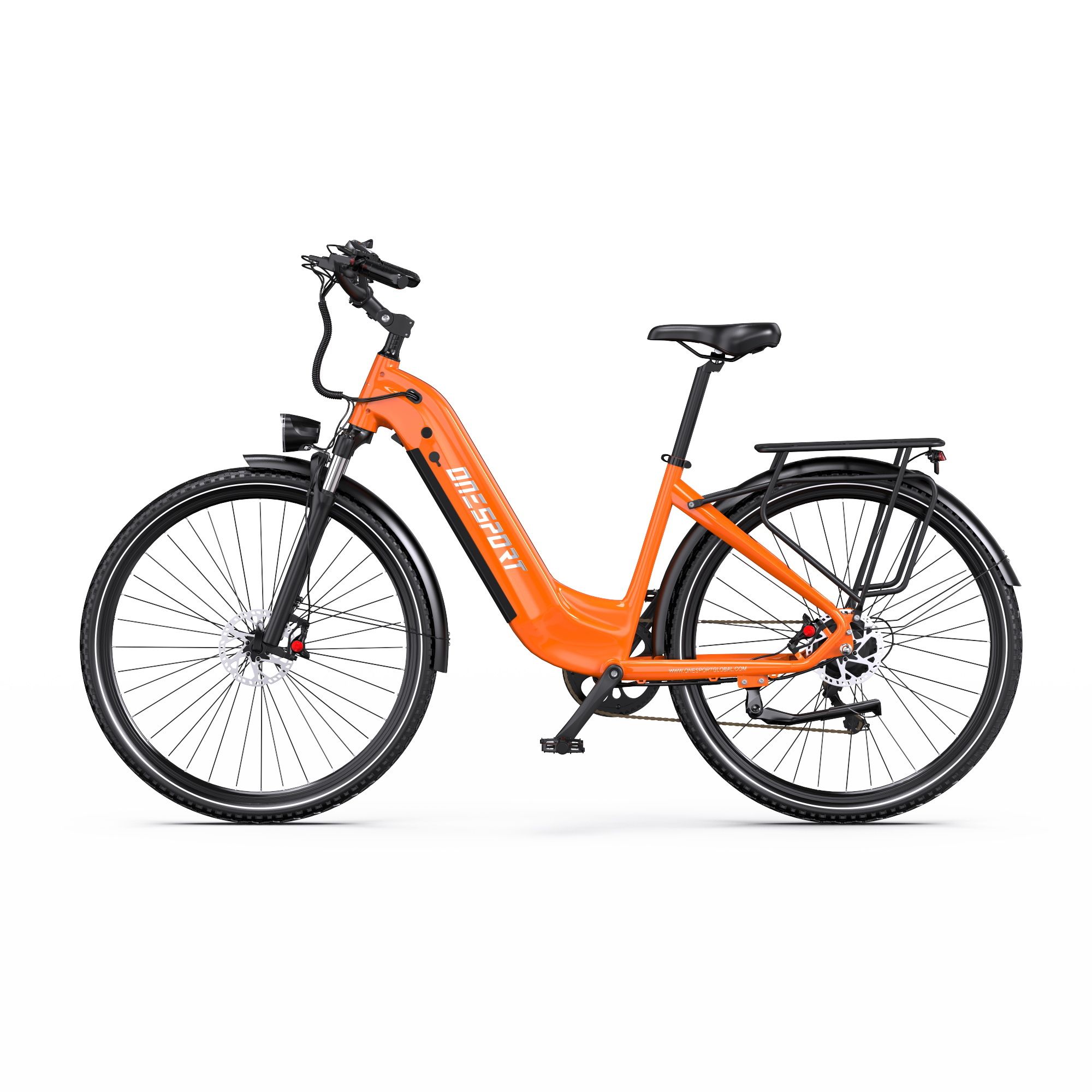 Orangefarbenes Elektrofahrrad mit schwarzen Reifen und Details. Gepäckträger hinten, Scheinwerfer vorne. Marke: Onesport.