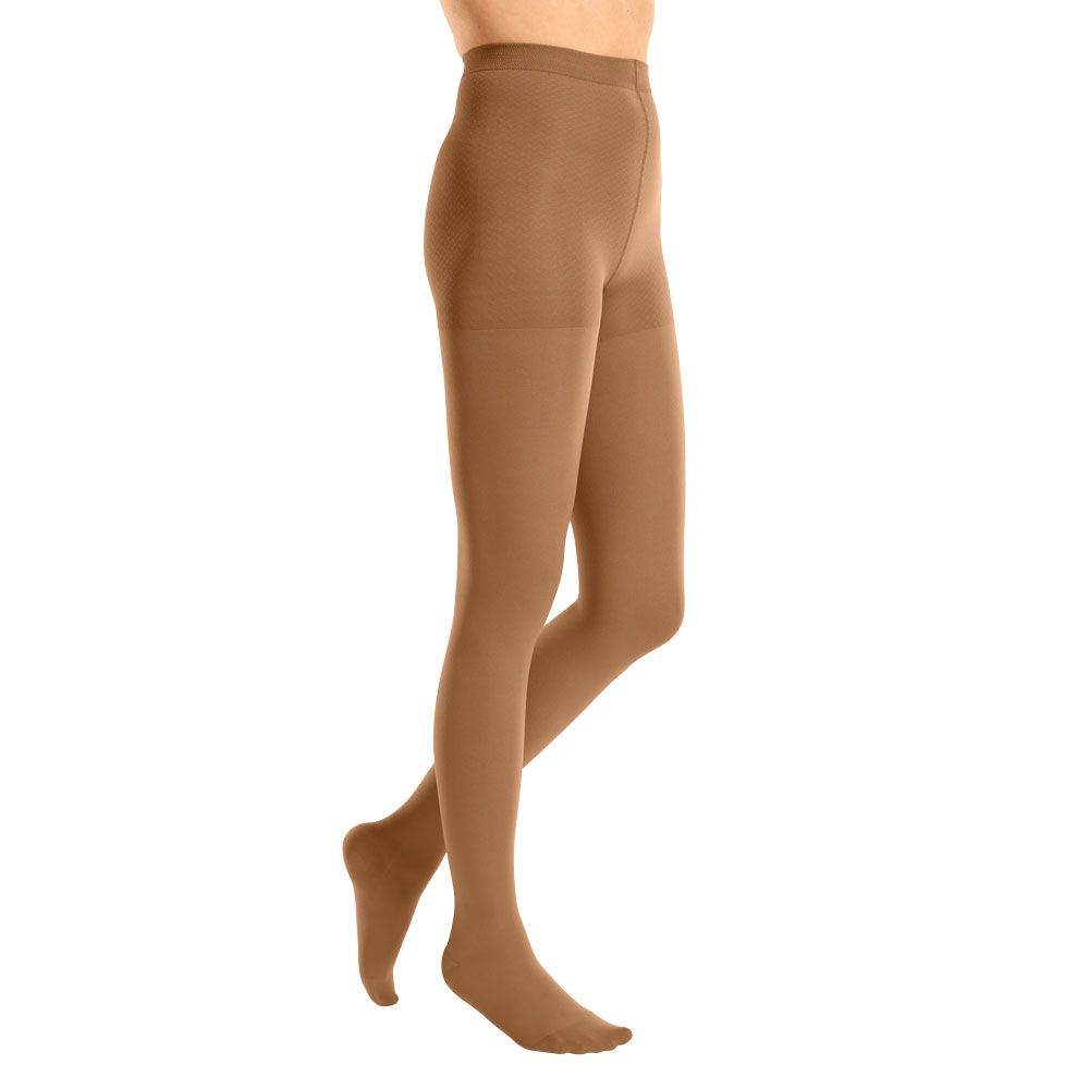 Hautfarbene Strumpfhose, seitliche Ansicht. Blick auf Bein und Fuß. Feines, glattes Material.