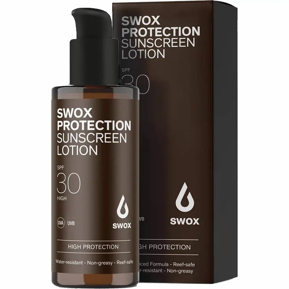 Braune Flasche mit schwarzem Pumpkopf. Aufschrift: SWOX PROTECTION SUNSCREEN LOTION SPF 30. Braune Verpackung mit Logo.