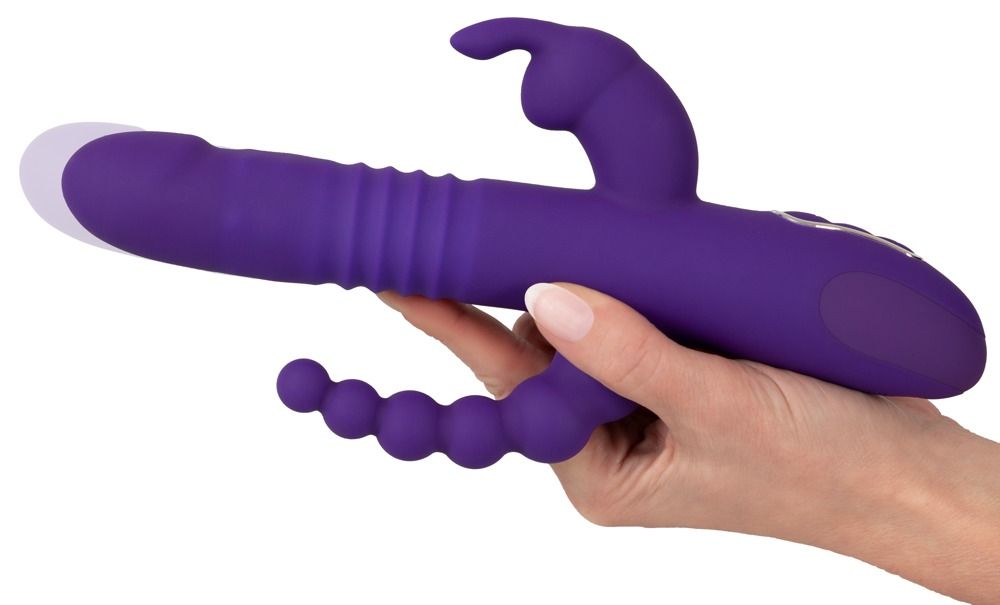 Hand hält lila Vibrator mit Kaninchenohren und Perlen. Auf weißem Hintergrund.