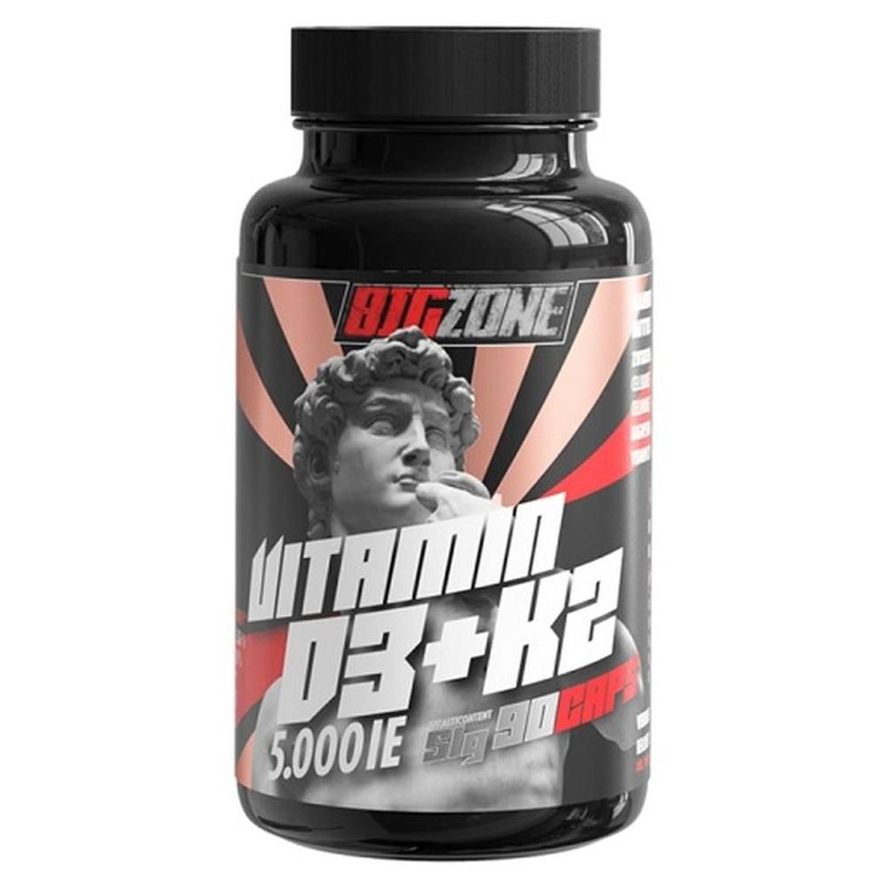 Schwarze Flasche mit roter und weißer Aufschrift. Enthält Vitamin D3 + K2. Aufschrift: Big Zone, Vitamin D3+K2, 5.000 IE, 90 Caps.