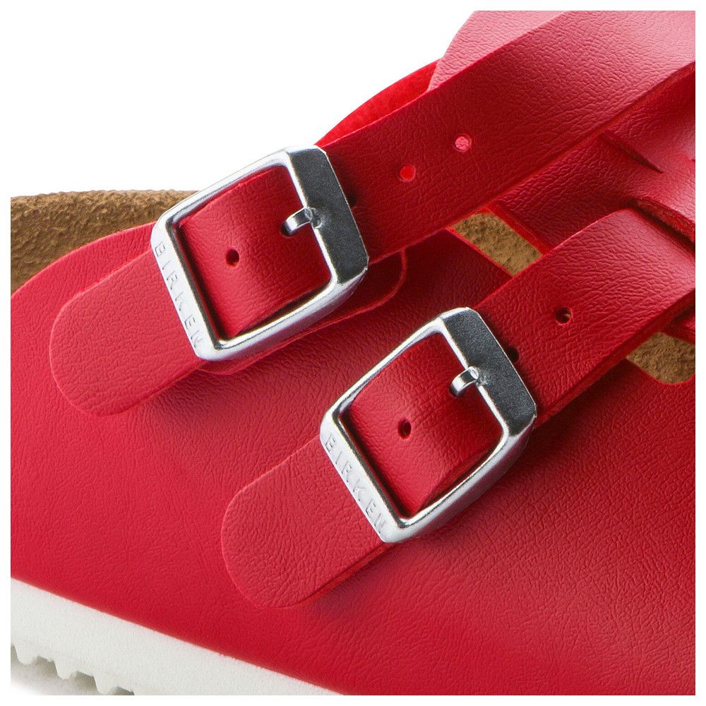 Detailansicht der roten Birkenstock Kay SL Katze Clog. Zwei Schnallen mit Birkenstock-Logo.