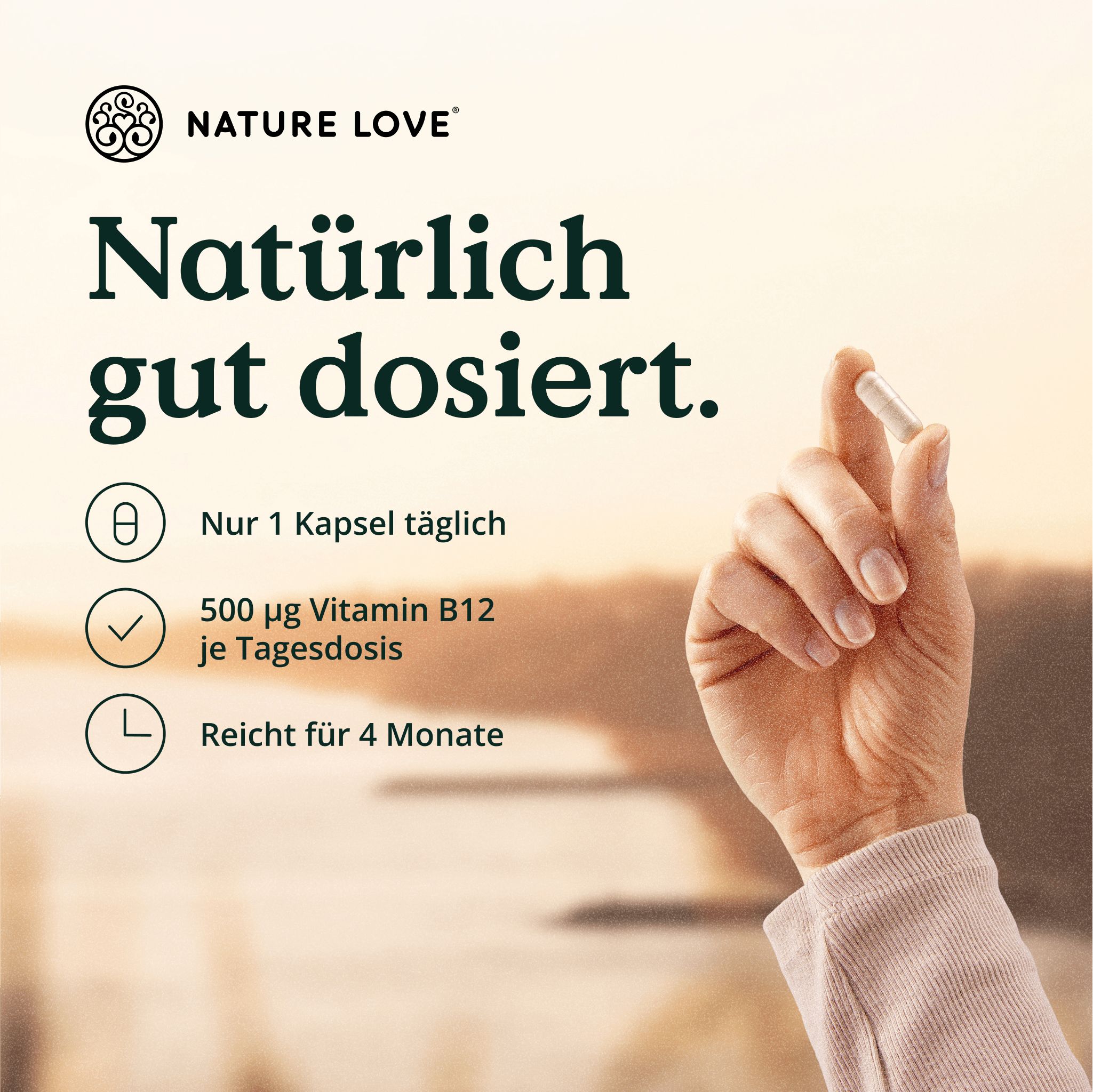 Hand hält Kapsel. Text: Natürlich gut dosiert. Logo: NATURE LOVE®. Icons: 1 Kapsel täglich, 500 µg Vitamin B12, reicht für 4 Monate.