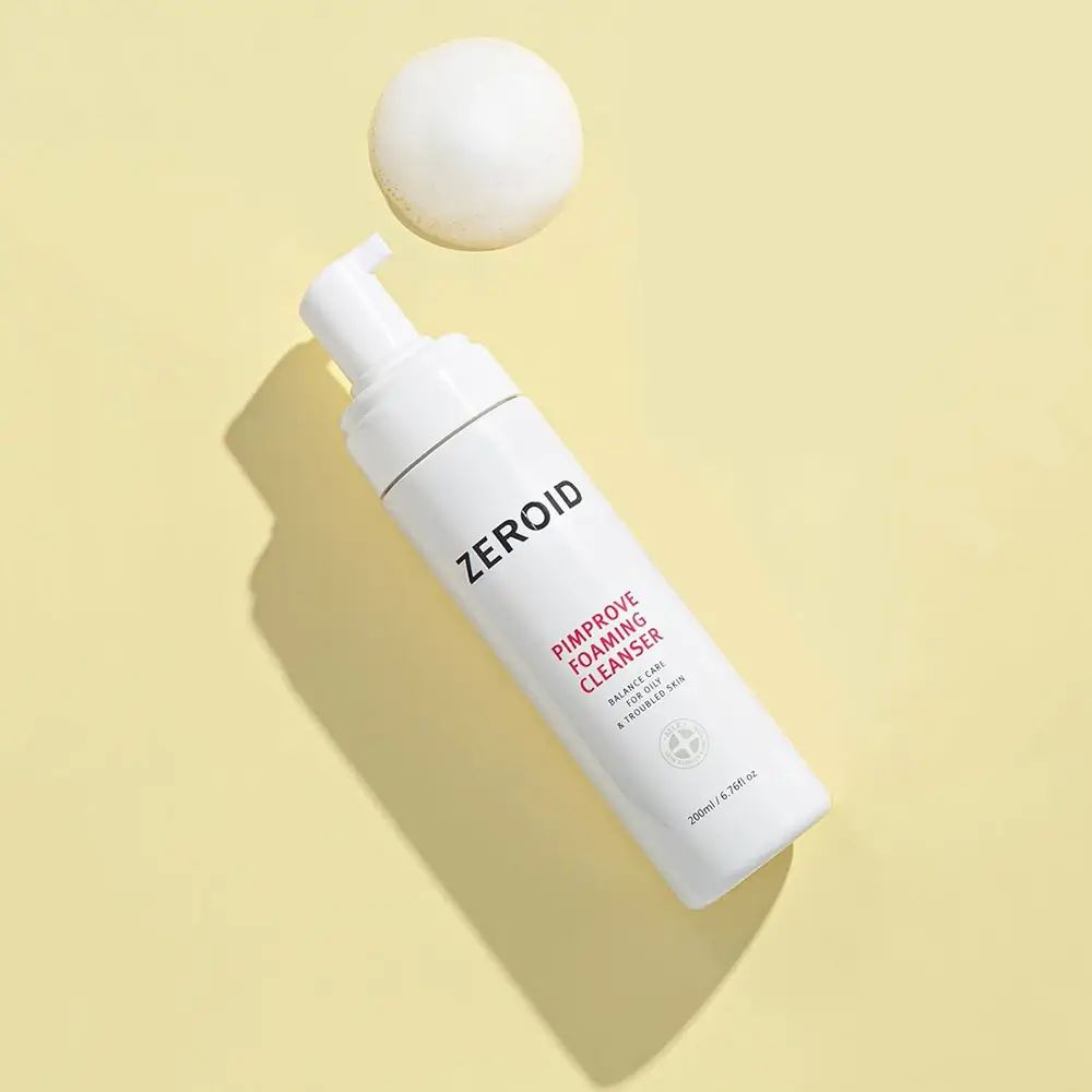 ZEROID Pimprove Foaming Cleanser auf gelbem Hintergrund. Text: Pimprove Foaming Cleanser, Balance Care for Oily & Troubled Skin. 200ml/6.76fl oz.