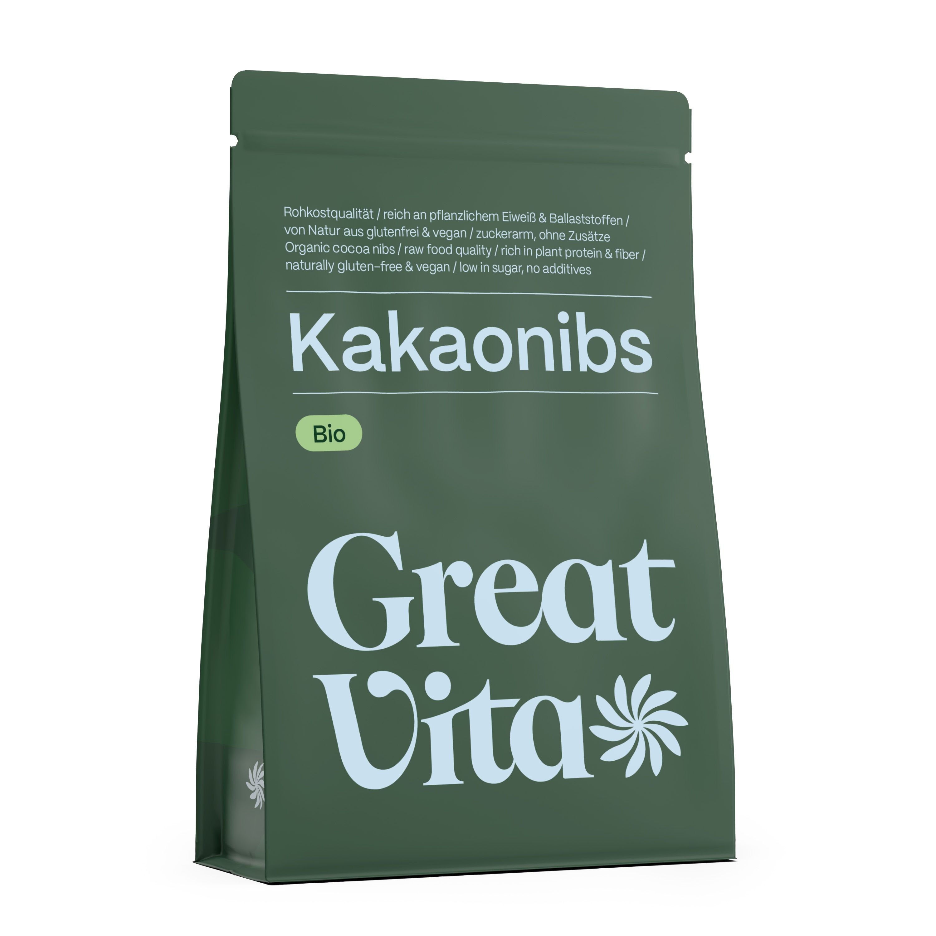 Grüner Beutel mit GreatVita Kakaonibs. Text: Kakaonibs Bio, glutenfrei, vegan, ohne Zuckerzusatz. Logo GreatVita.