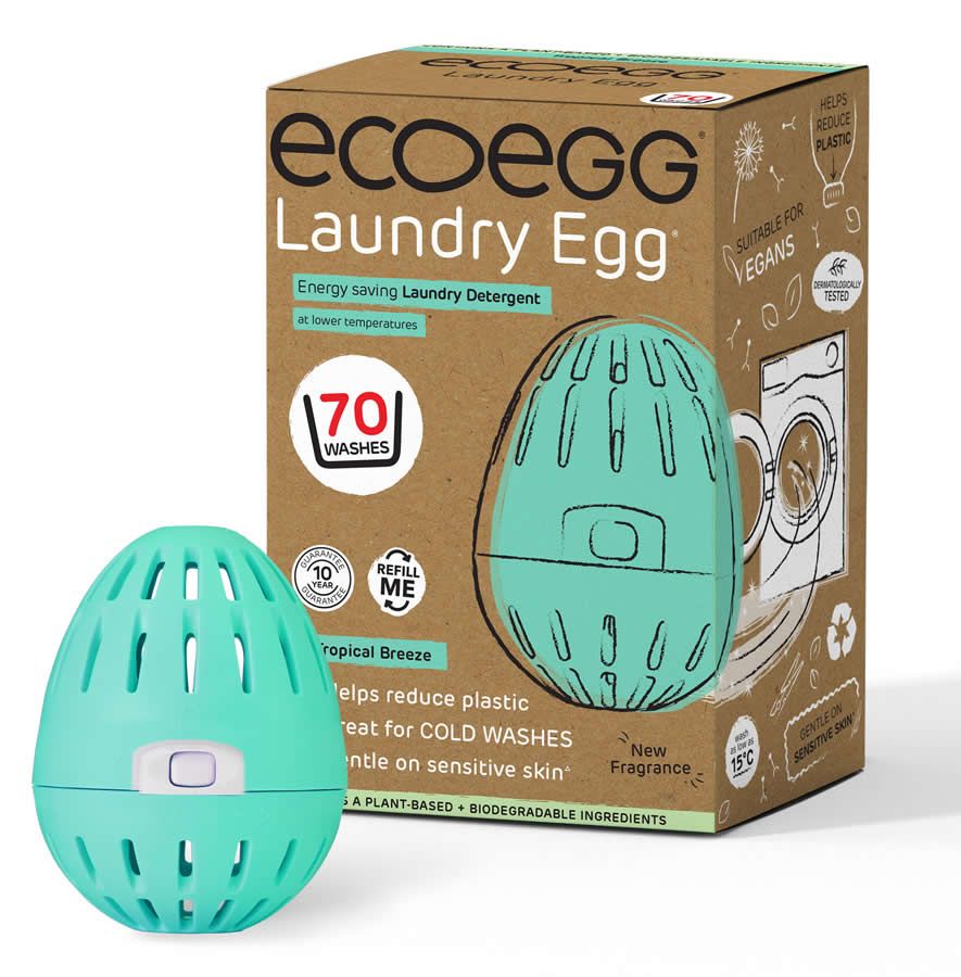 Türkisgrünes Ecoegg Laundry Egg mit brauner Verpackung. Aufschrift: 70 Wäschen, Tropical Breeze. Verpackung mit Waschmaschinensymbol.