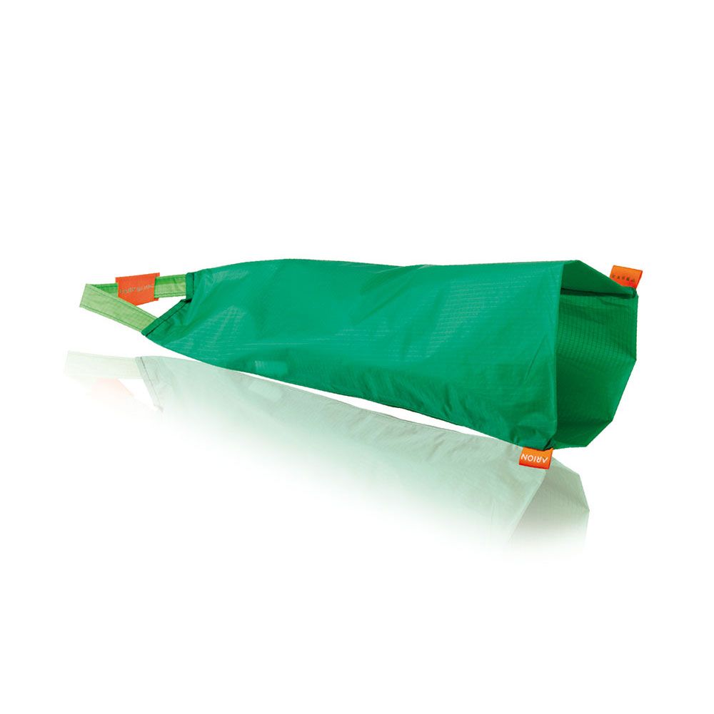 Grüner Schlauch mit Griffen und orangefarbenen Akzenten. Reflektierende Oberfläche.