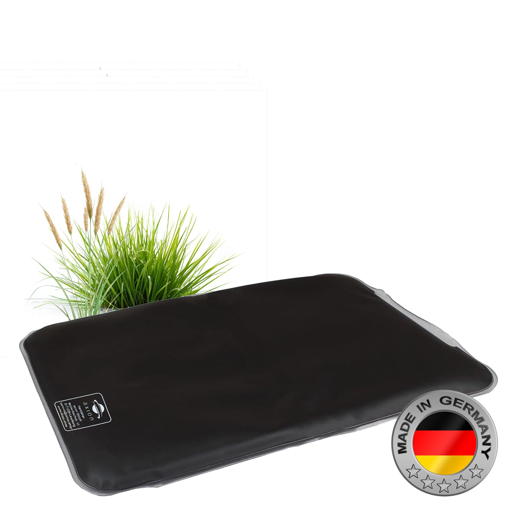 Schwarzes Wärmekissen mit Naturmoor-Füllung. Made in Germany-Siegel.