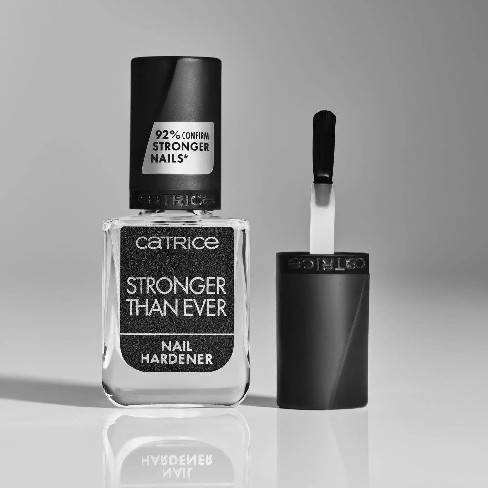 Schwarz-weiß-Foto einer Nagelhärter-Flasche mit geöffnetem Deckel und Pinsel. Aufschrift: Catrice, Stronger Than Ever, Nail Hardener. 92%.