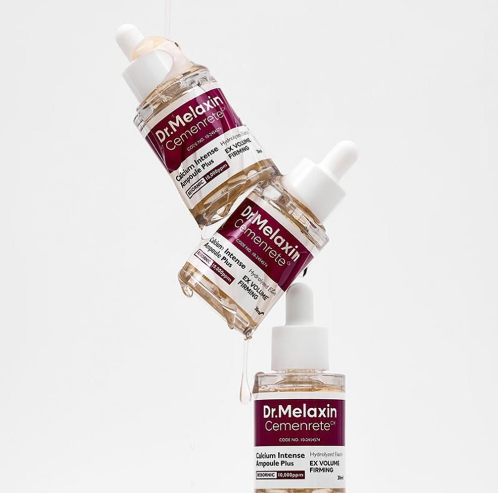 Drei Dr. Melaxin Cemenrete Ampullen, eine tropft auf die andere. Calcium Intense Ampoule Plus.