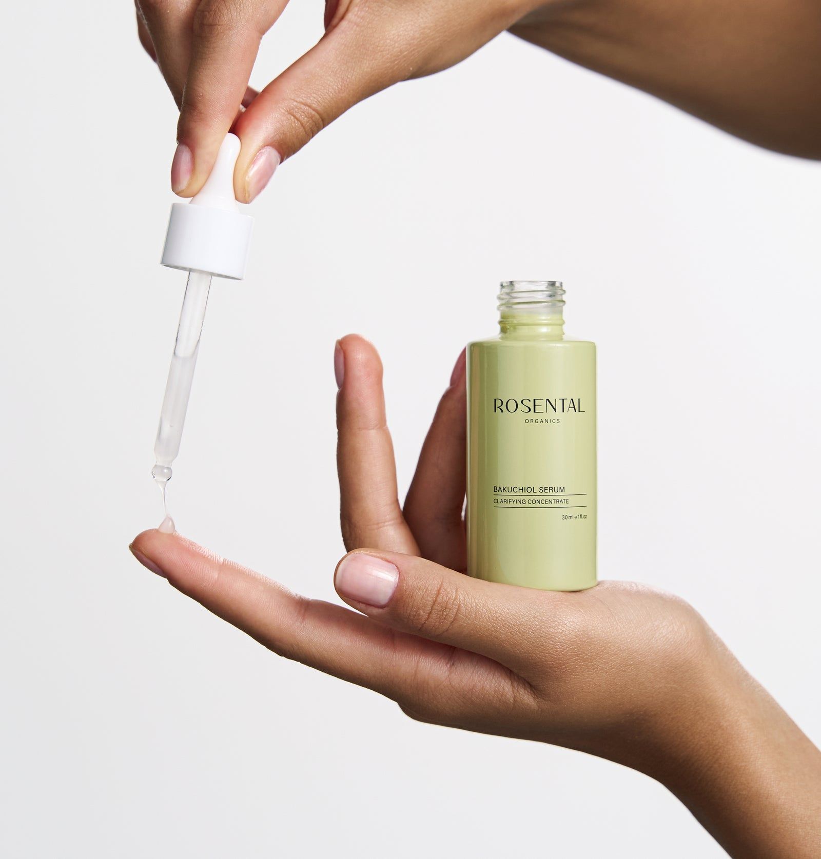 Hände halten eine grüne Flasche und eine Pipette. Tropfen Serum fallen auf die Hand. Auf der Flasche steht "Rosental".