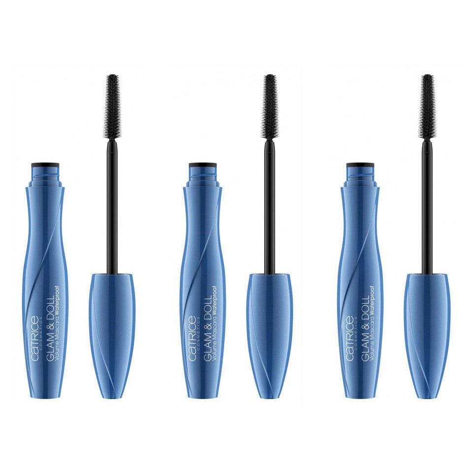 Drei geöffnete Mascara-Tuben mit Bürsten. Aufschrift: Catrice Glam & Doll Volume Mascara Waterproof.