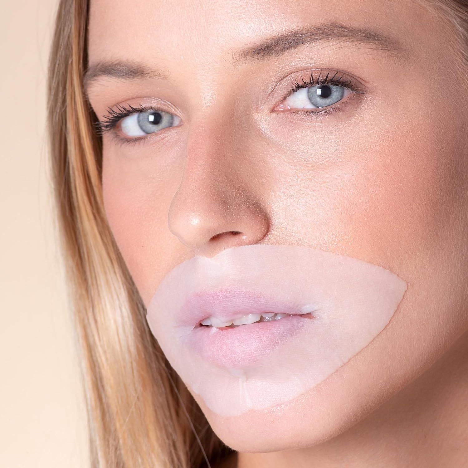 Frau mit Lippenmaske