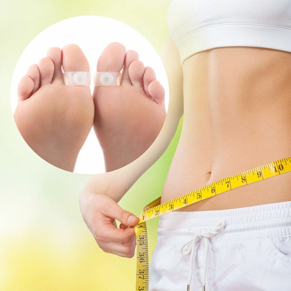 Nahaufnahme von Füßen mit Ringen. Gelbes Maßband um einen Bauch. Hintergrund: grün-gelb.