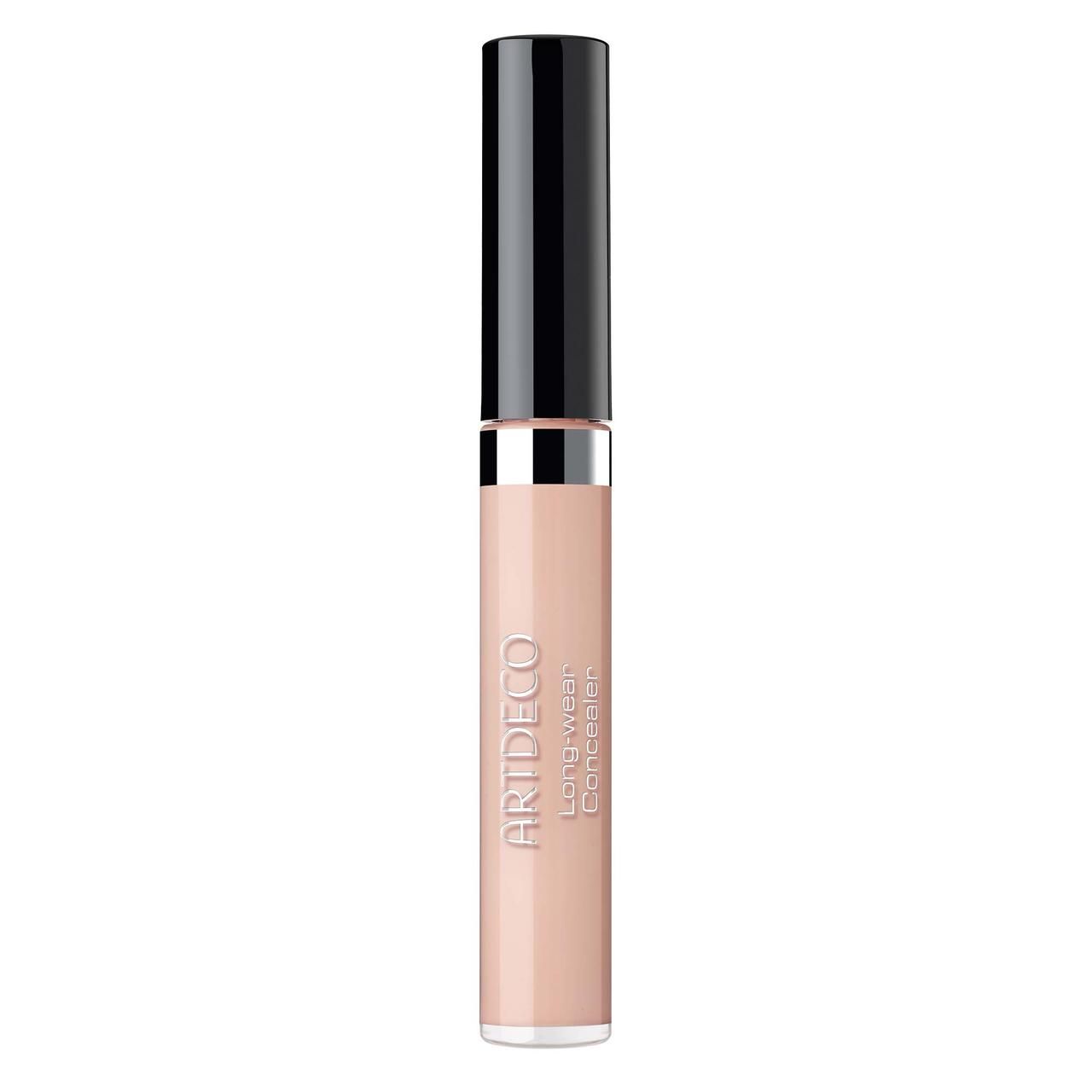Artdeco Long-Wear Concealer. Beige Tube mit schwarzem Deckel. Produktname und Marke sind auf dem Tube aufgedruckt.