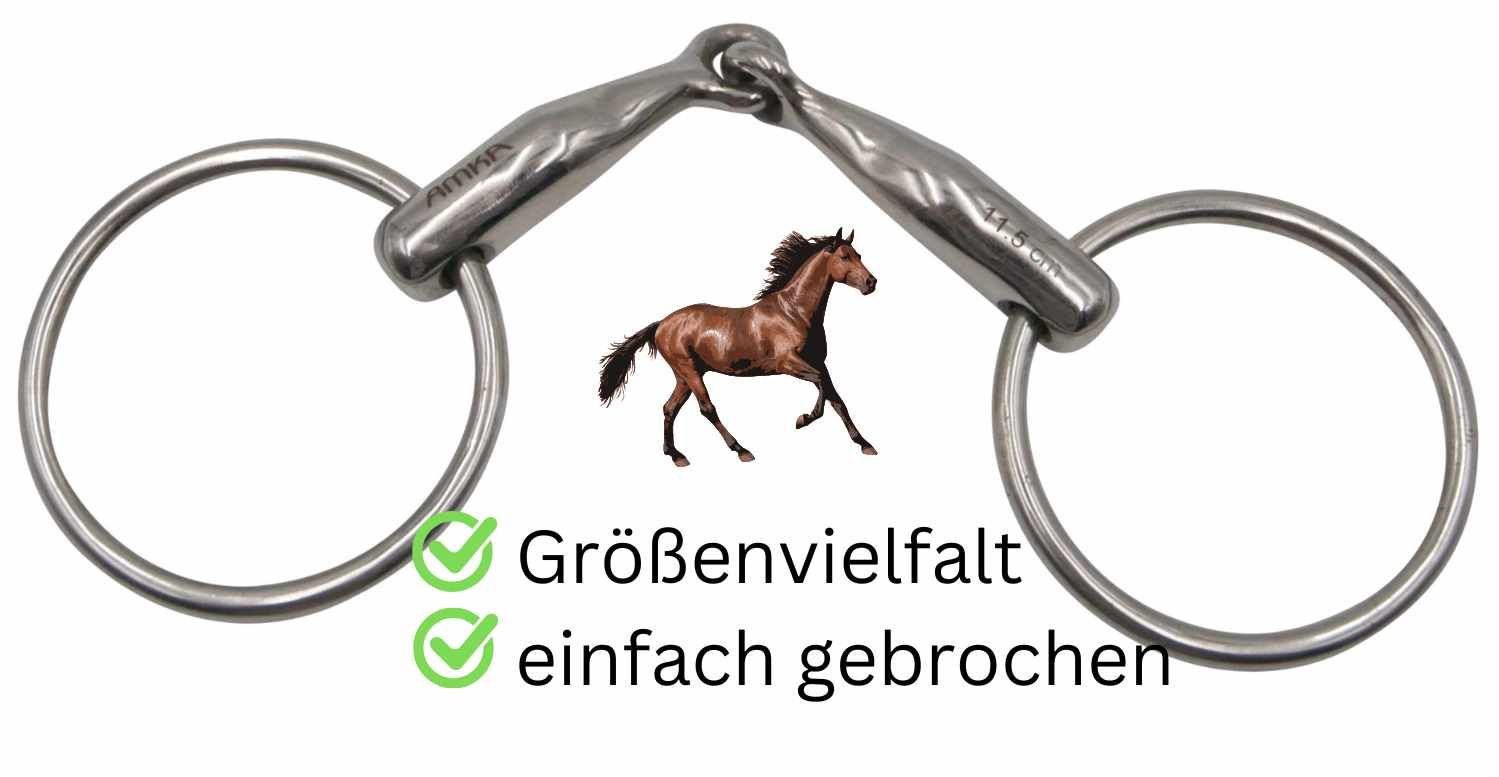 AMKA Wassertrense massiv. Metall, mit zwei Ringen und einem Mundstück. Text: Größenvielfalt, einfach gebrochen. Pferd im Hintergrund.