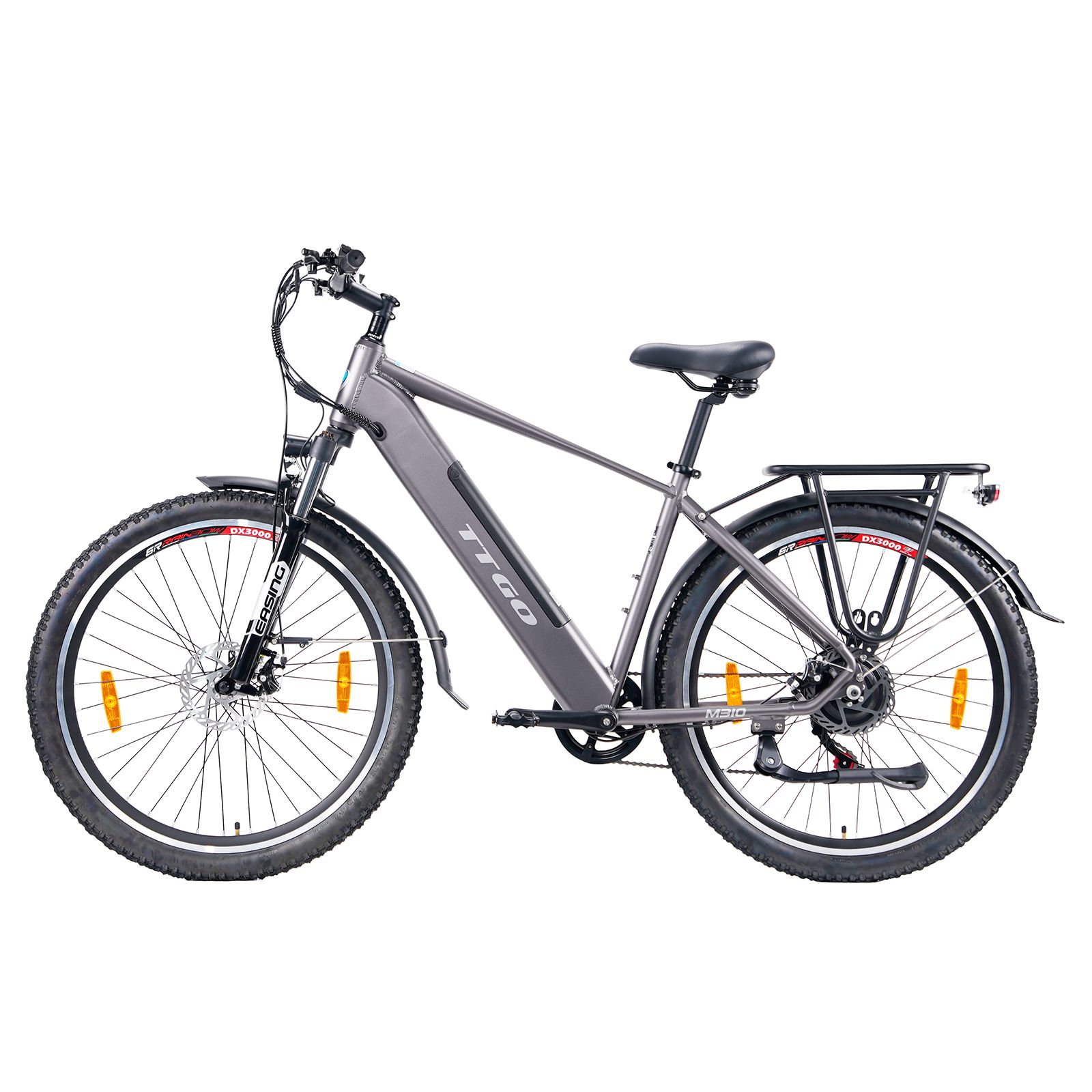 Graues E-Bike mit Gepäckträger und Schutzblechen. Auf dem Rahmen steht TTGO. Schwarze Reifen mit orangefarbenen Reflektoren.