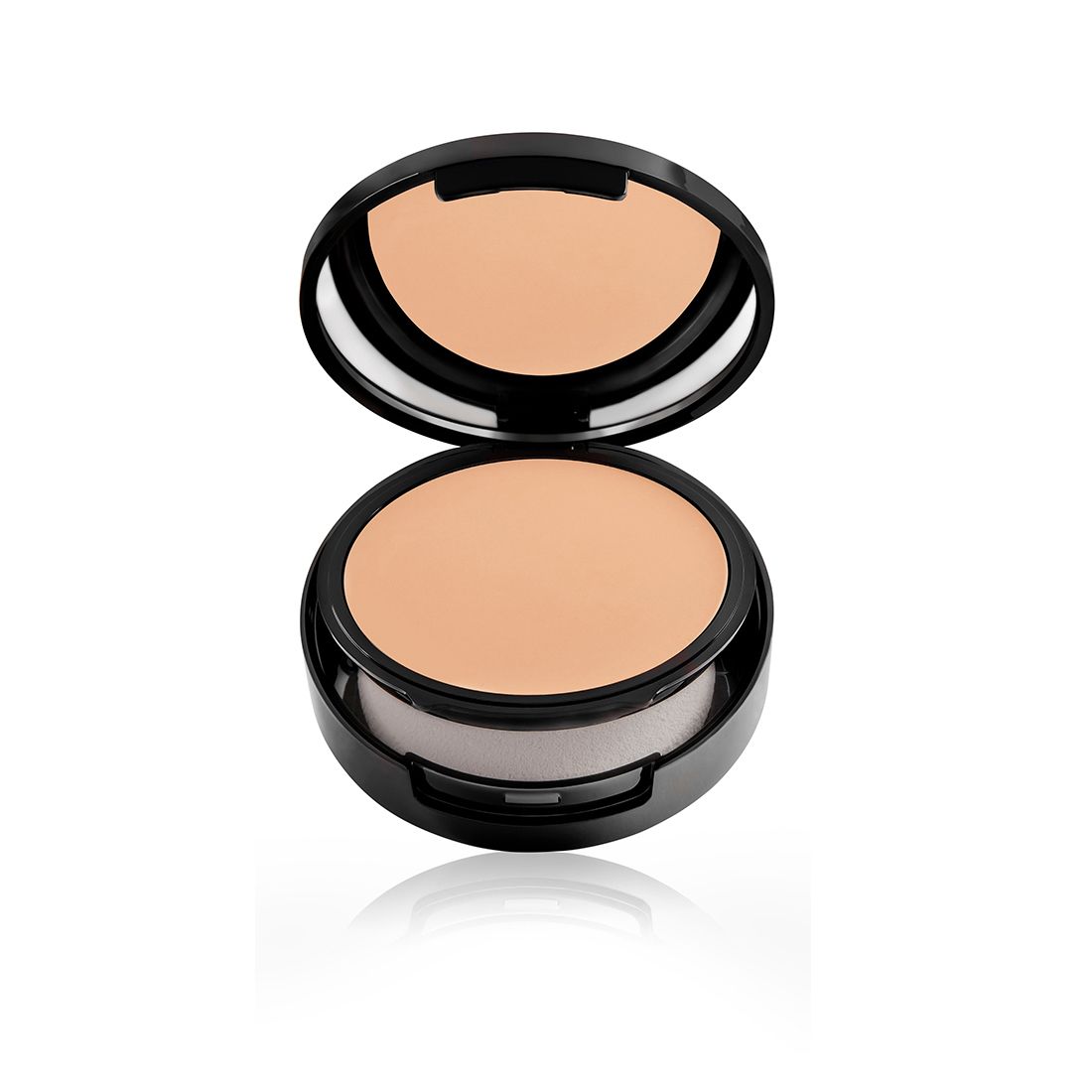 Kompakt-Foundation in schwarzem Gehäuse, geöffnet. Enthält Spiegel und Schwamm-Applikator. Helle, beige Foundation-Farbe.