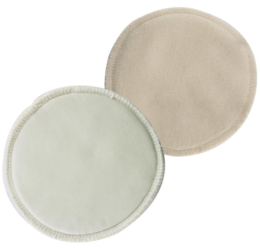 Zwei runde, beige Stilleinlagen. Eine zeigt eine Stoffoberfläche, die andere eine texturierte Oberfläche mit sichtbarer Naht.