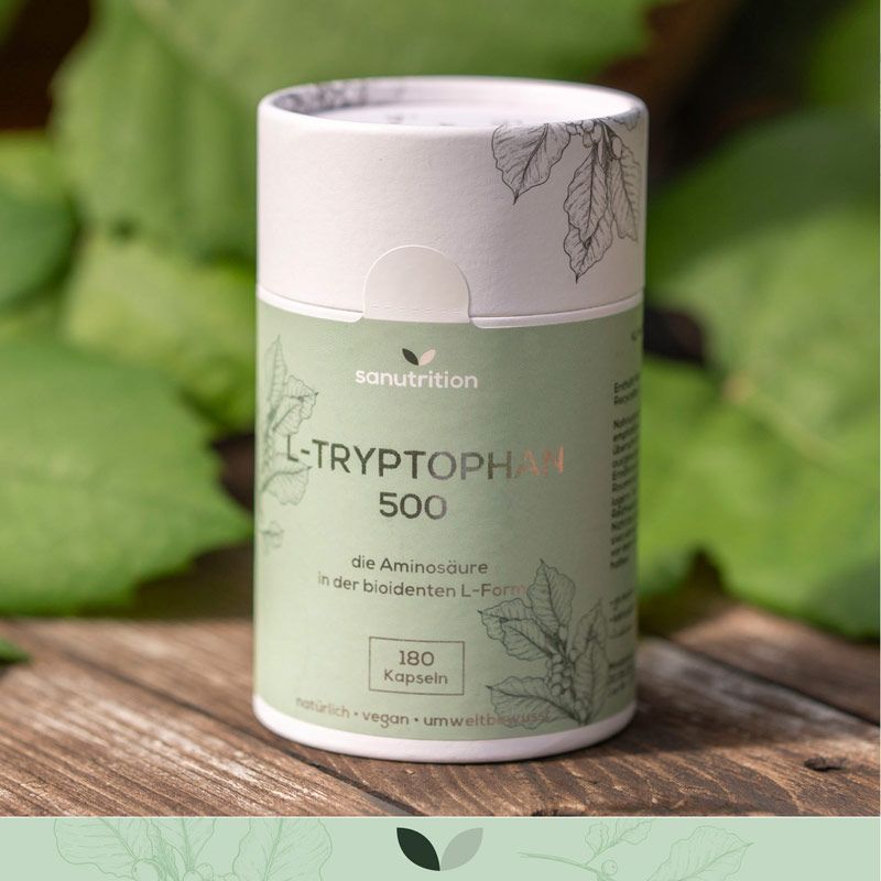 Zylindrische Dose Sanutrition® L-Tryptophan 500. Grün-weiß, mit Blättermuster. Enthält 180 Kapseln. Aufschrift: natürlich, vegan, umweltbewusst.
