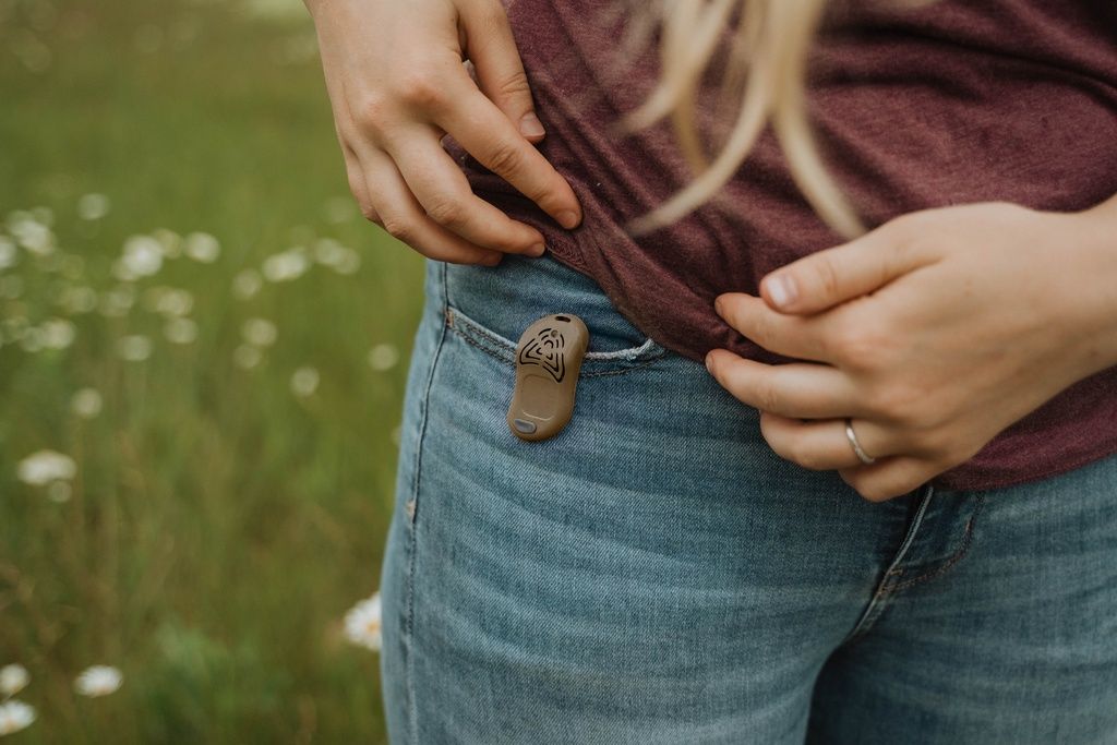 Person trägt das Tickless Eco Erwachsene in der Hosentasche. Braun, mit rotem Zugband.