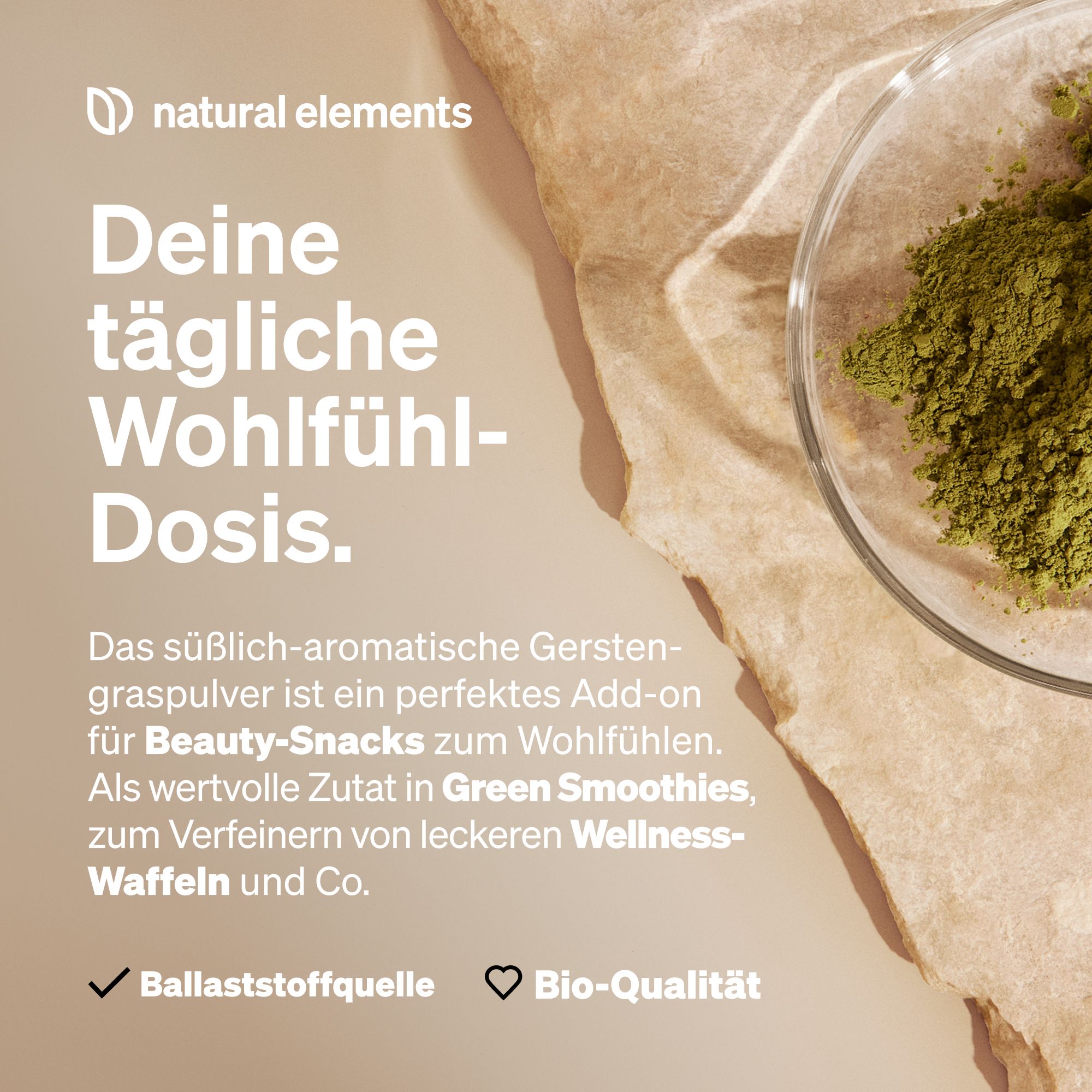 Grünes Pulver in einer Glasschale. Text: "Deine tägliche Wohlfühl-Dosis". Bio-Qualität-Siegel.