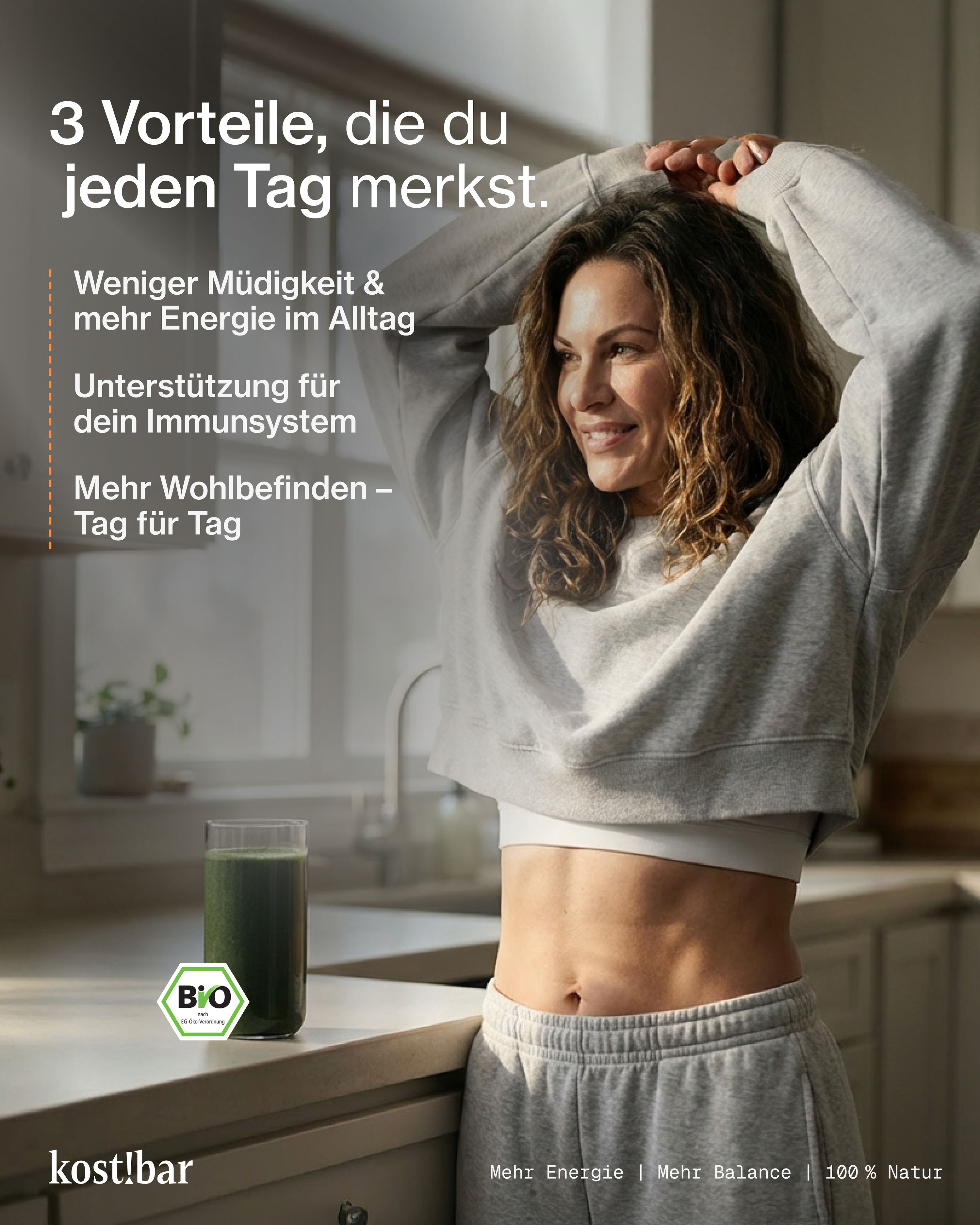 Frau mit Glas grünem Getränk. Text: 3 Vorteile, die du jeden Tag merkst. Weniger Müdigkeit, mehr Energie, Unterstützung Immunsystem, Wohlbefinden.