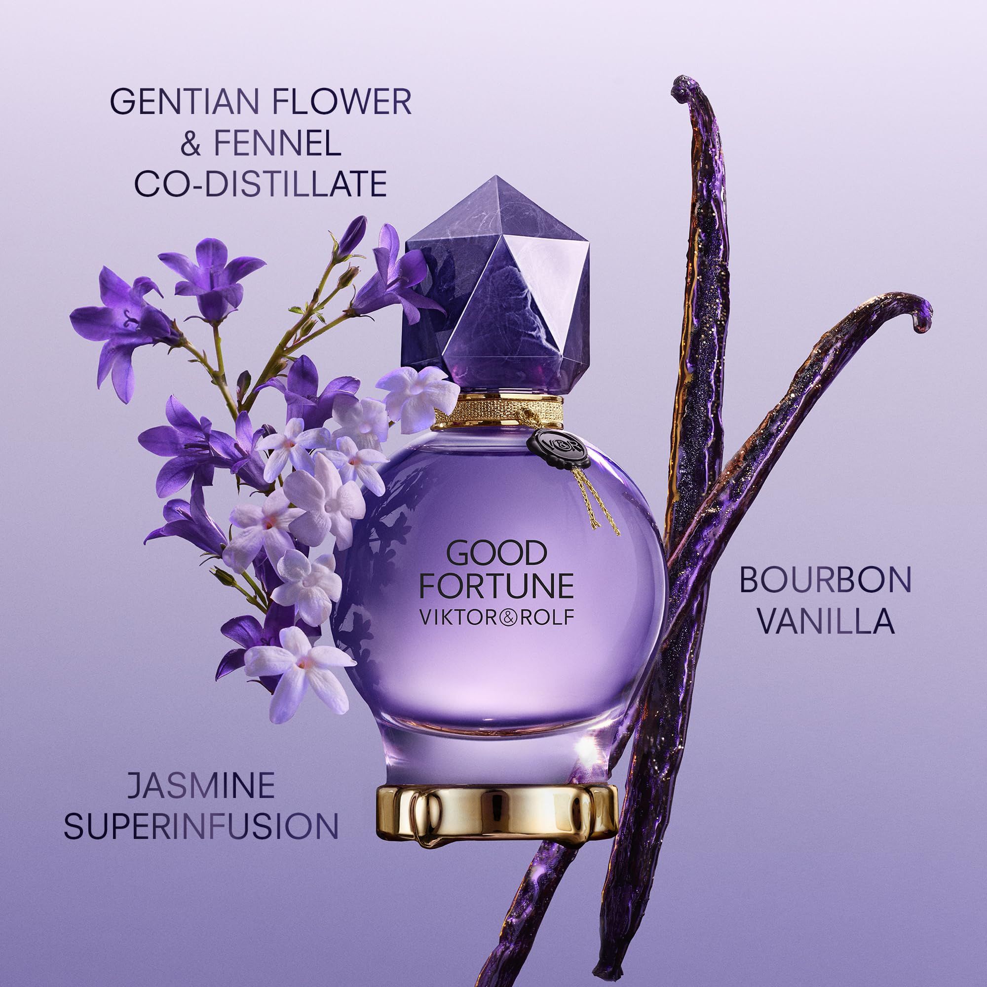 Violetter Flakon mit Kristallverschluss. Neben dem Flakon: Jasmin, Vanille, Blüten. Aufschrift: Good Fortune, Viktor & Rolf.