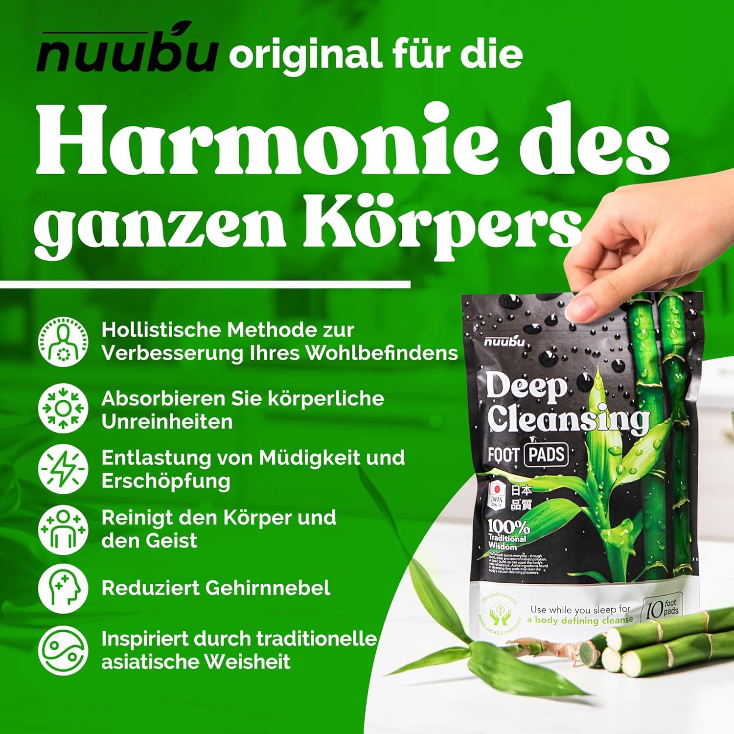 Schwarze Verpackung Fußpflaster, Bambus-Design, Text: Deep Cleansing, Fußpflaster. Hand hält Packung.